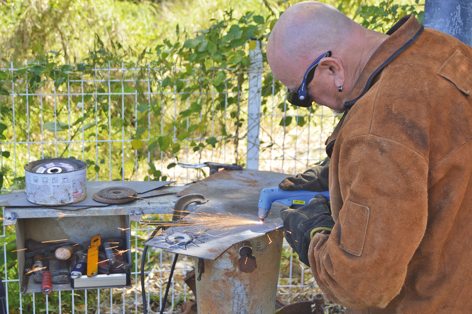 Fabrice Ballay, professeur à l’Ecole des métiers de l’image et des arts à Koné, prépare les « éléments métalliques » qui orneront le poteau « aiguille ».