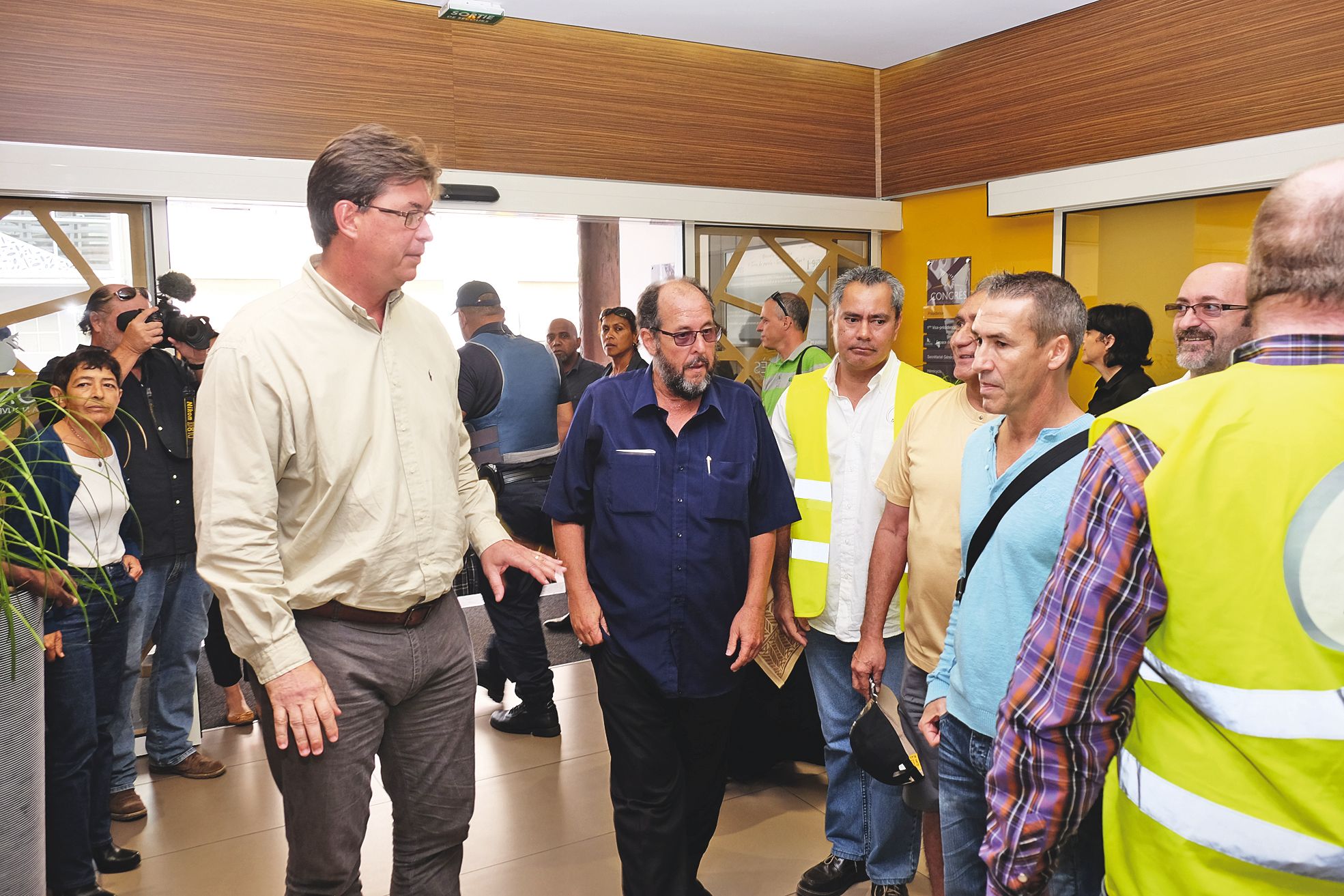 Le président du Congrès Thierry Santa accueillant les représentants de l’Intersyndicale en milieu de matinée.