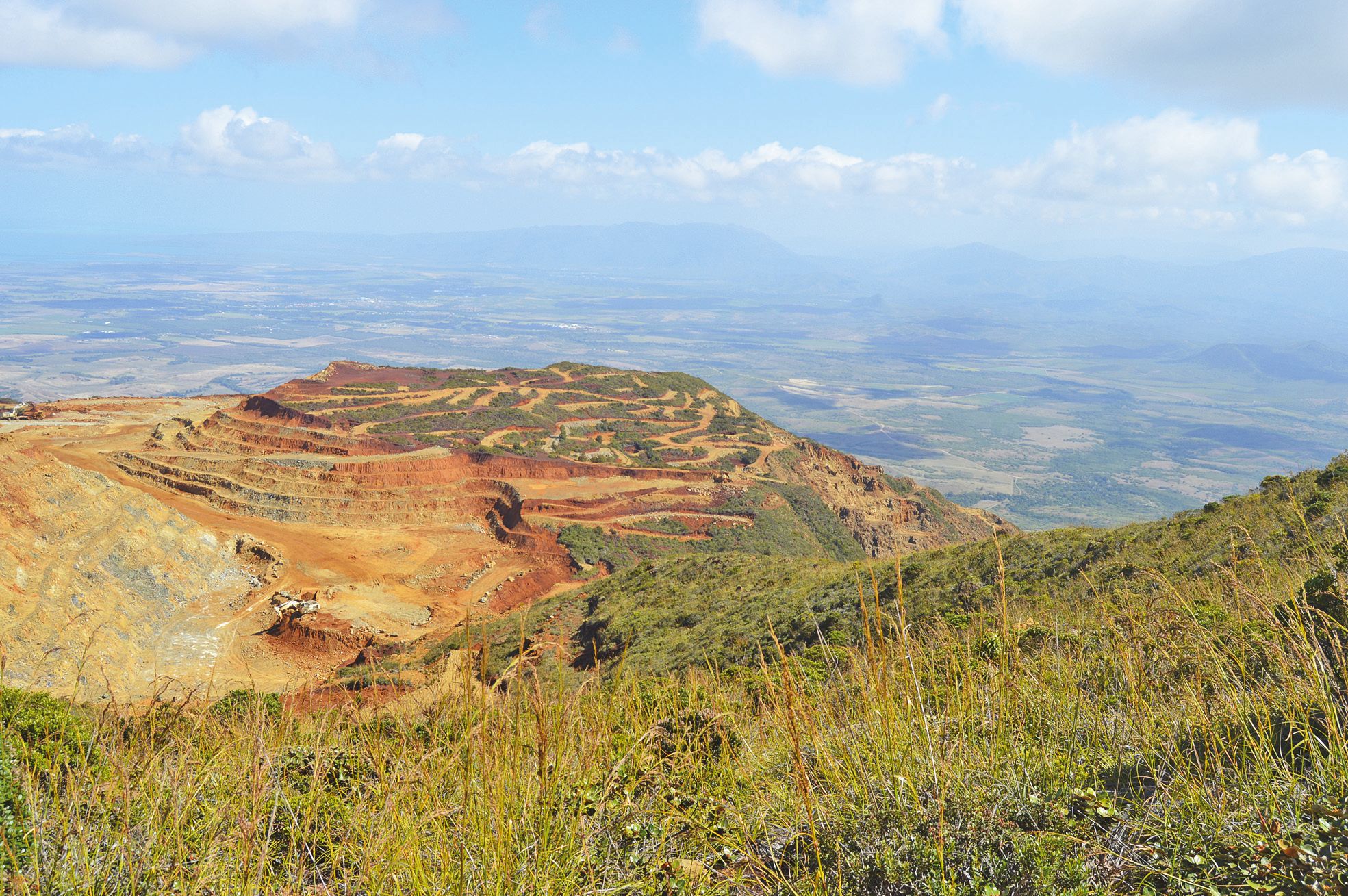 La deuxième étape de la visite a permis de constater le passage du temps sur un même site minier : à droite, un très ancien chantier.