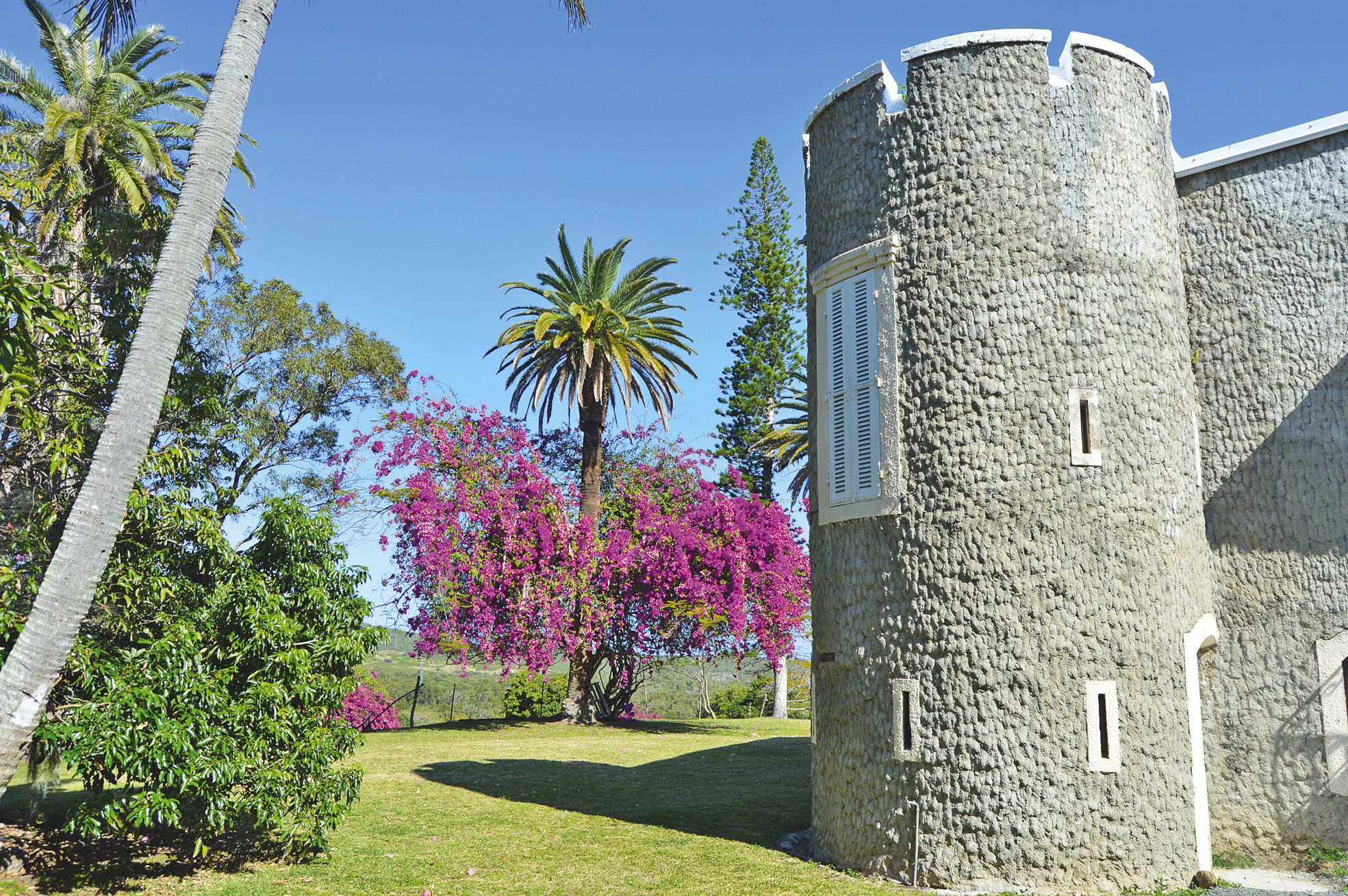 Col de Muéo. Le château Escande, restauré dans les années 80, est entouré de  magnifiques arbres et de demi-lunes en moins bon état.