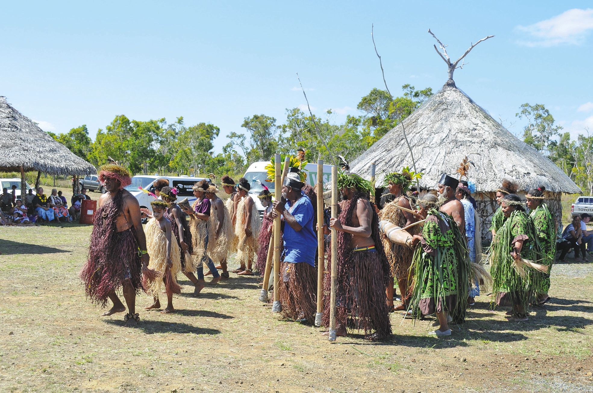 Site de Kradji. Les arts traditionnels, comme ici des danseurs de Houaïlou, ont fait la part belle des animations, toute la journée. Le patrimoine est aussi vivant.