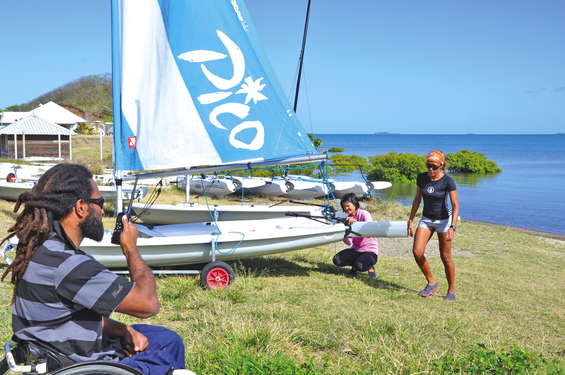 Parmi ses différentes missions, Jimmy est chargé d’assurer la liaison radio avec les éducateurs de voile sur le plan d’eau de Koumac afin de prévenir les secours en cas de besoin.