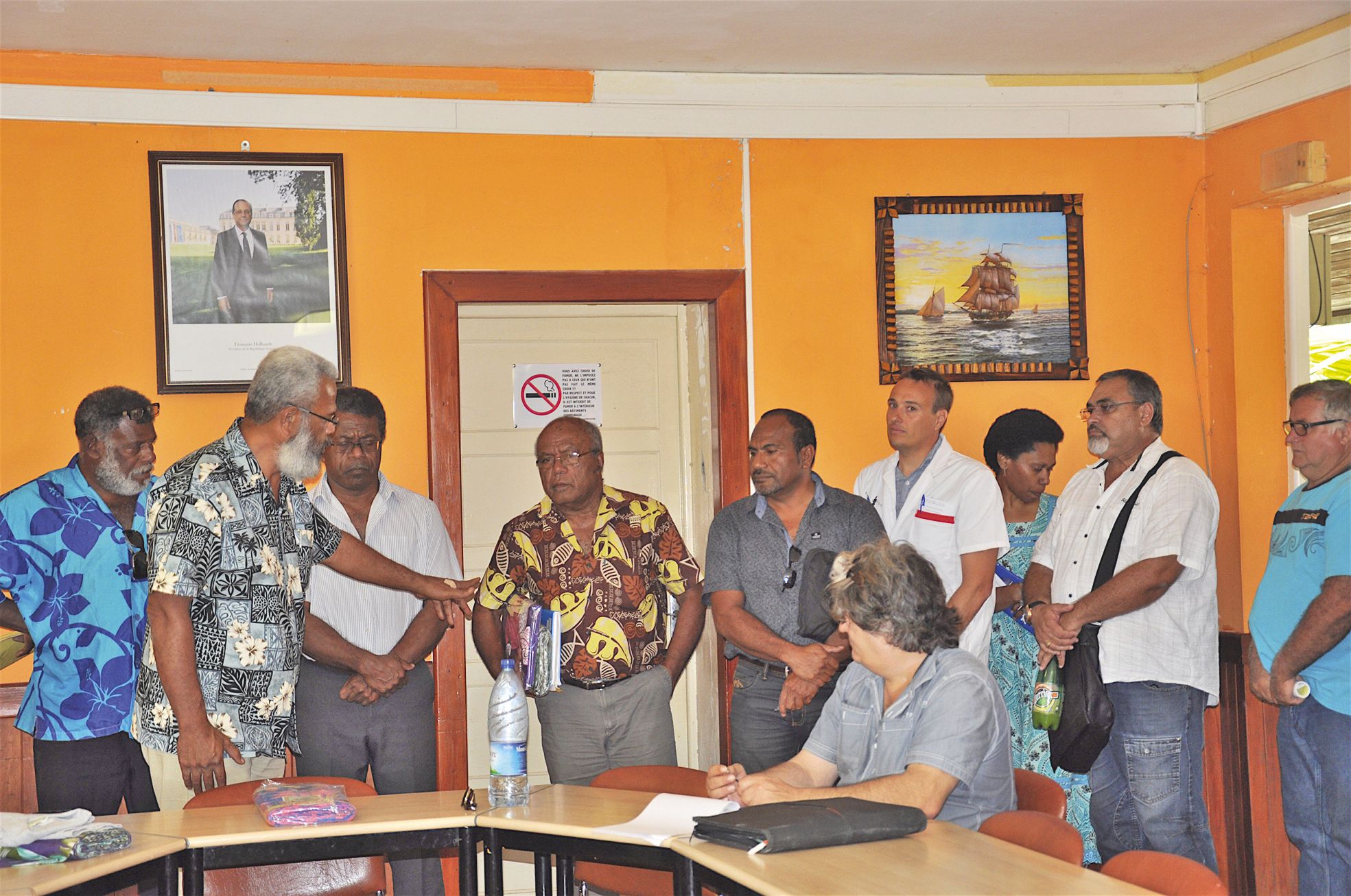 Gérard Poadja (à gauche), vice-président de la commission de la santé, lors de la coutume, en présence de la délégation provinciale et du médecin du dispensaire (blouse blanche).