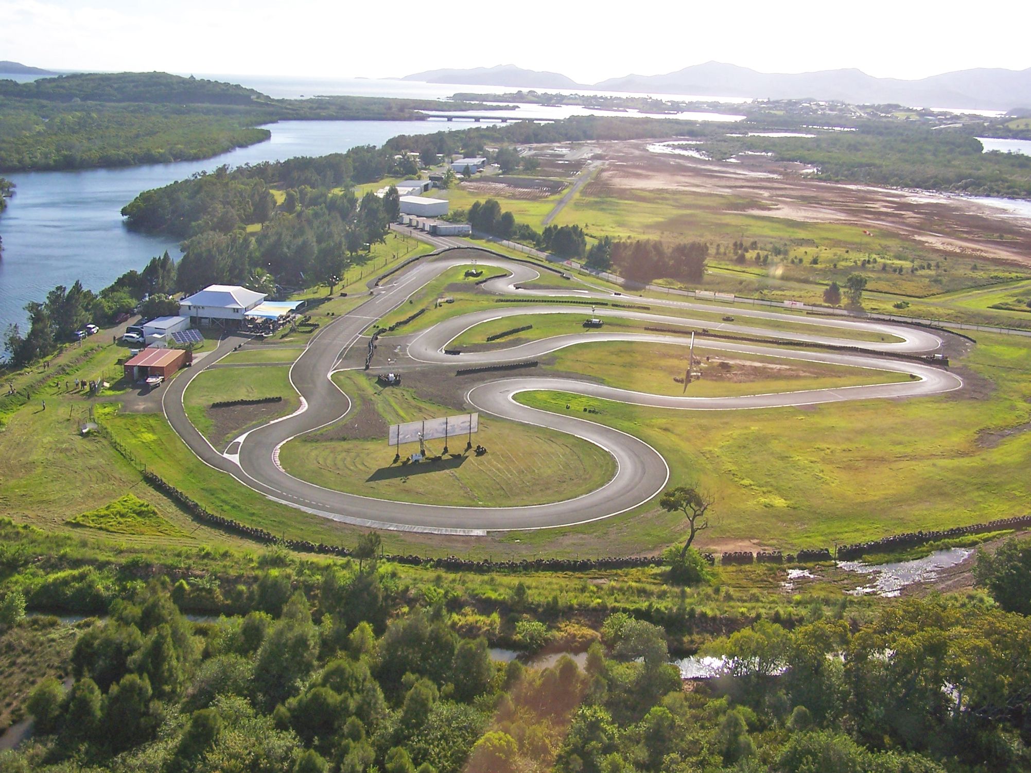 La piste de karting, large de 7 mètres opère une grande boucle de 862 mètres à proximité de La Dumbéa. 