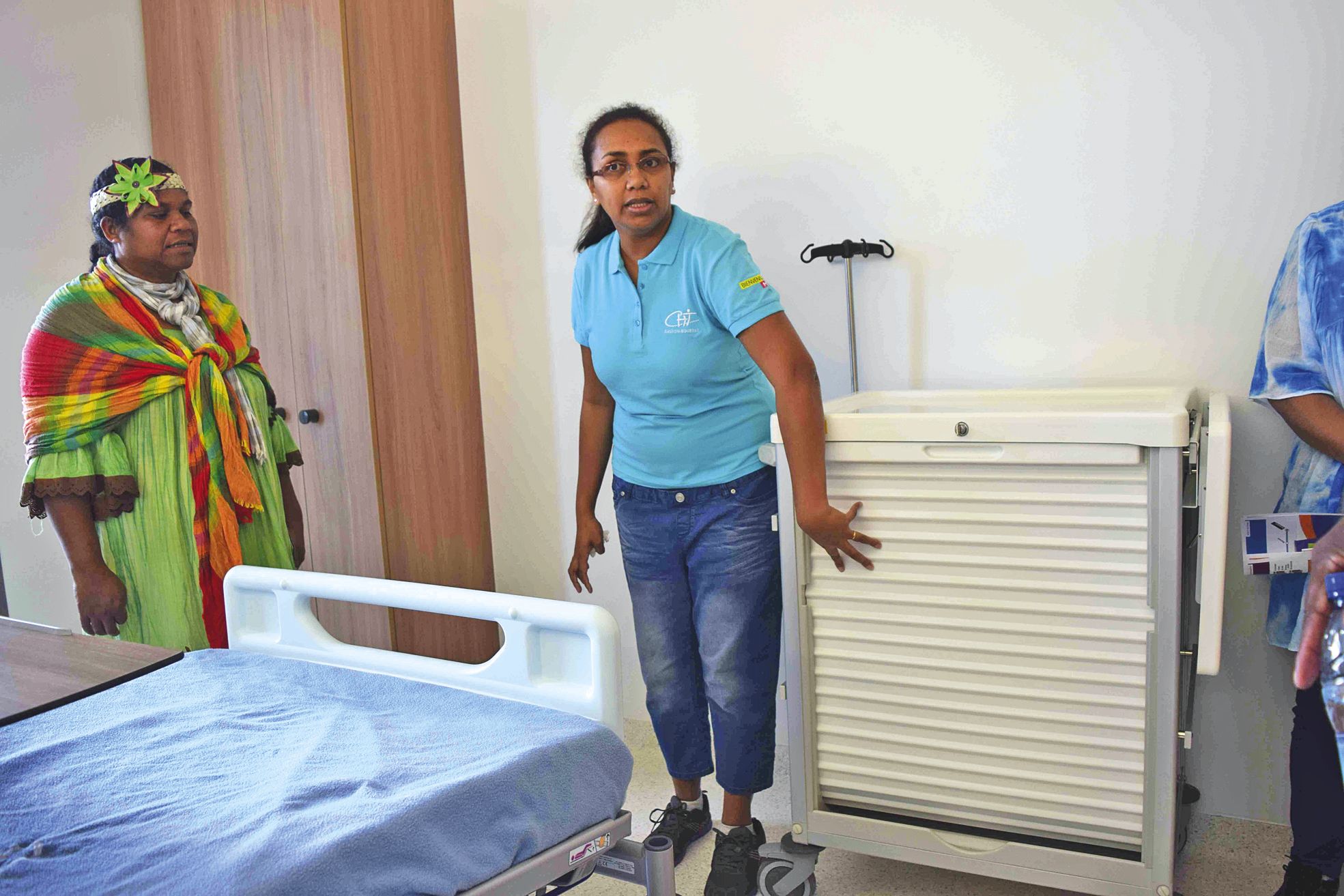 Les chambres sont équipées d’une armoire sécurisée où les médicaments et autres matériels sont rangés.