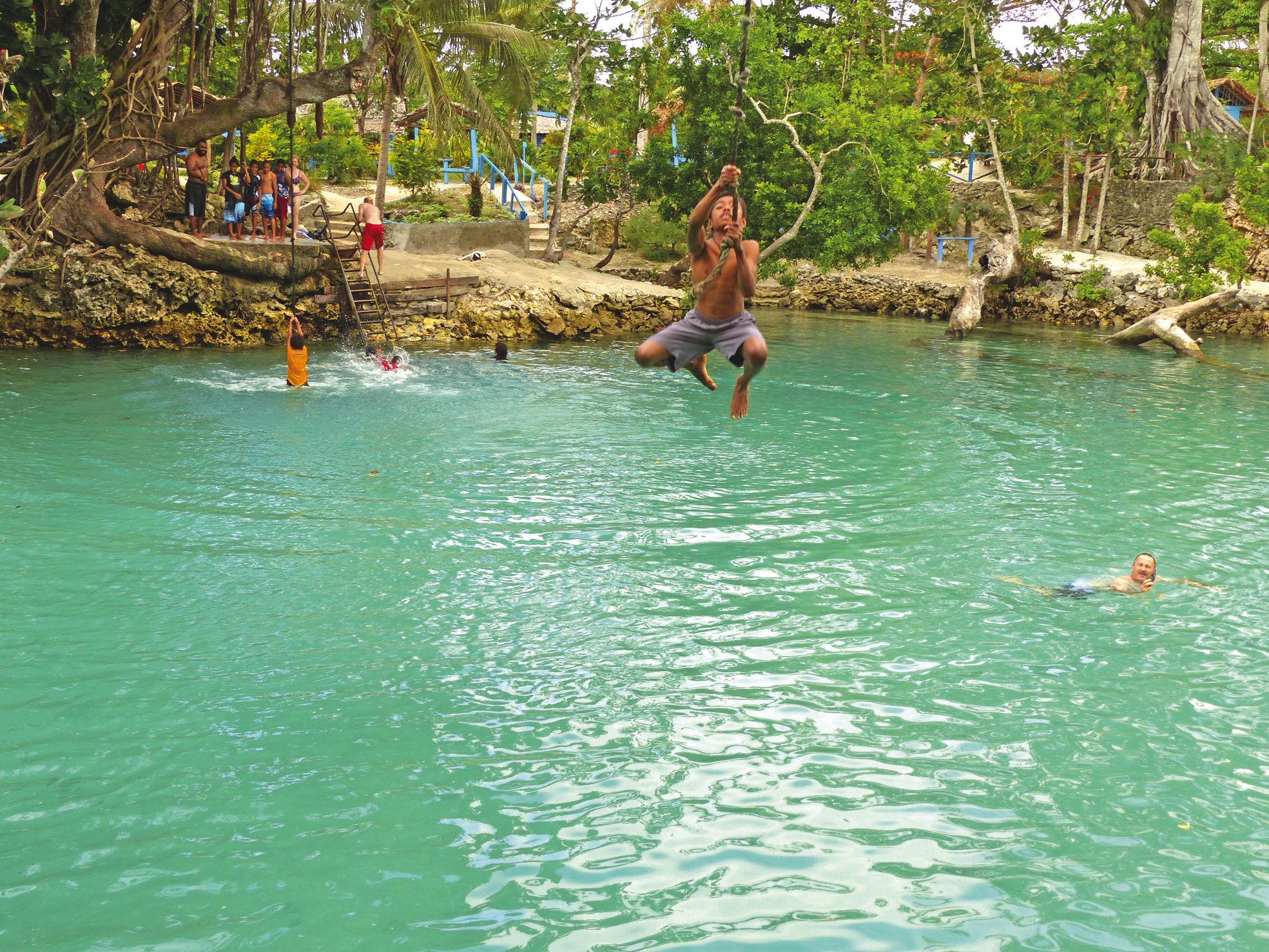 L’escapade au trou d’eau bleue aménagé pour la baignade avec ponton, arbres pour  plonger et cordes pour se balancer dans l’eau, comme ici avec Jean-Rony, a eu du succès.