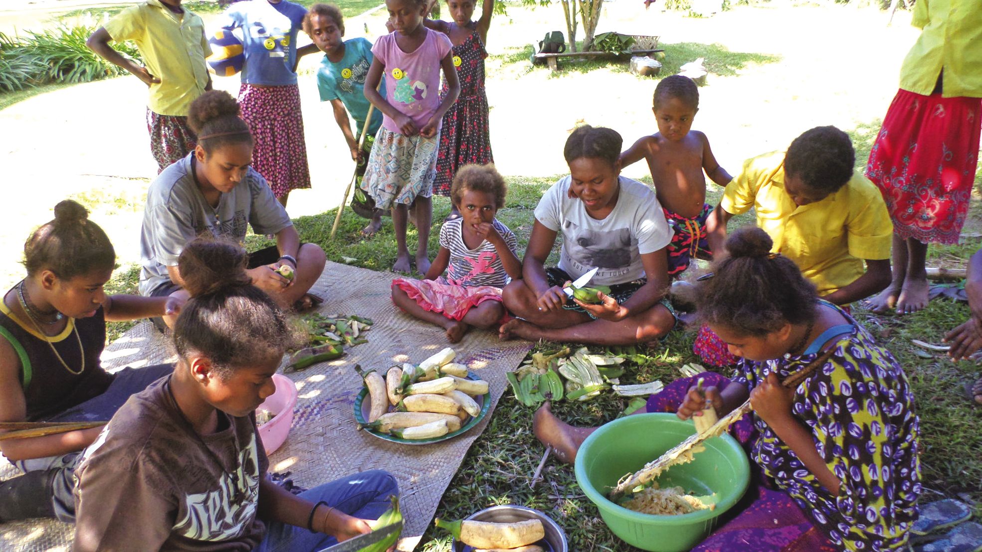 Les mamans de Manuapen ont invité les filles de la classe à préparer avec elles le lap lap, plat traditionnel vanuatais, que tout le monde a dégusté pour le dîner.