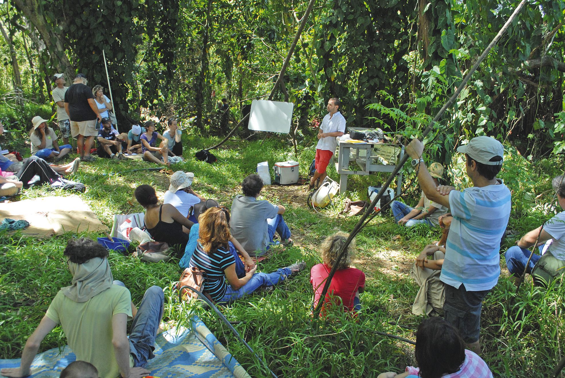 Près de la rivière qui borde la ferme de la Nondoué,  Guillaume (Facebook « potageons NC ») dispense ses conseils.