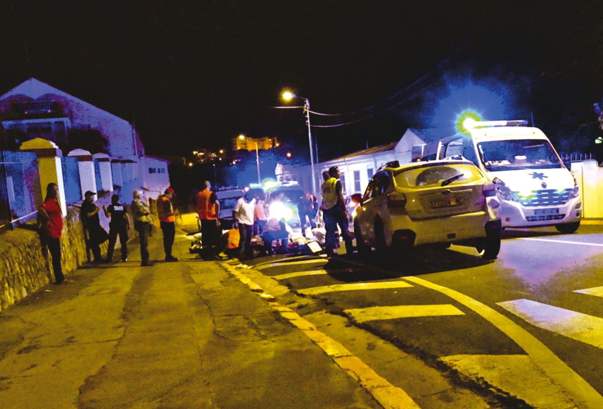 Vendredi soir, au centre-ville de Nouméa. Le motard de 33 ans a immédiatement été secouru. À quelques mètres, la conductrice était menottée.