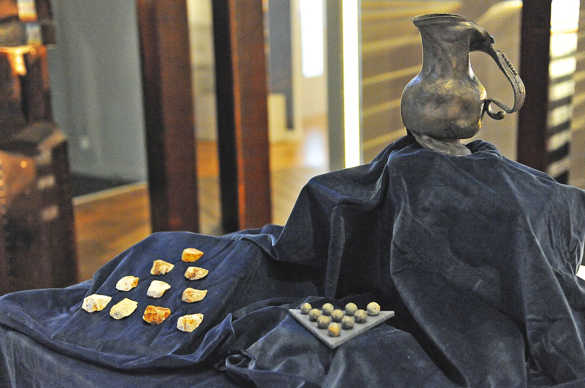 Aiguière en étain, pierres à fusil et balles de mousquet rejoignent le reste de la collection Lapérouse à Nouméa.