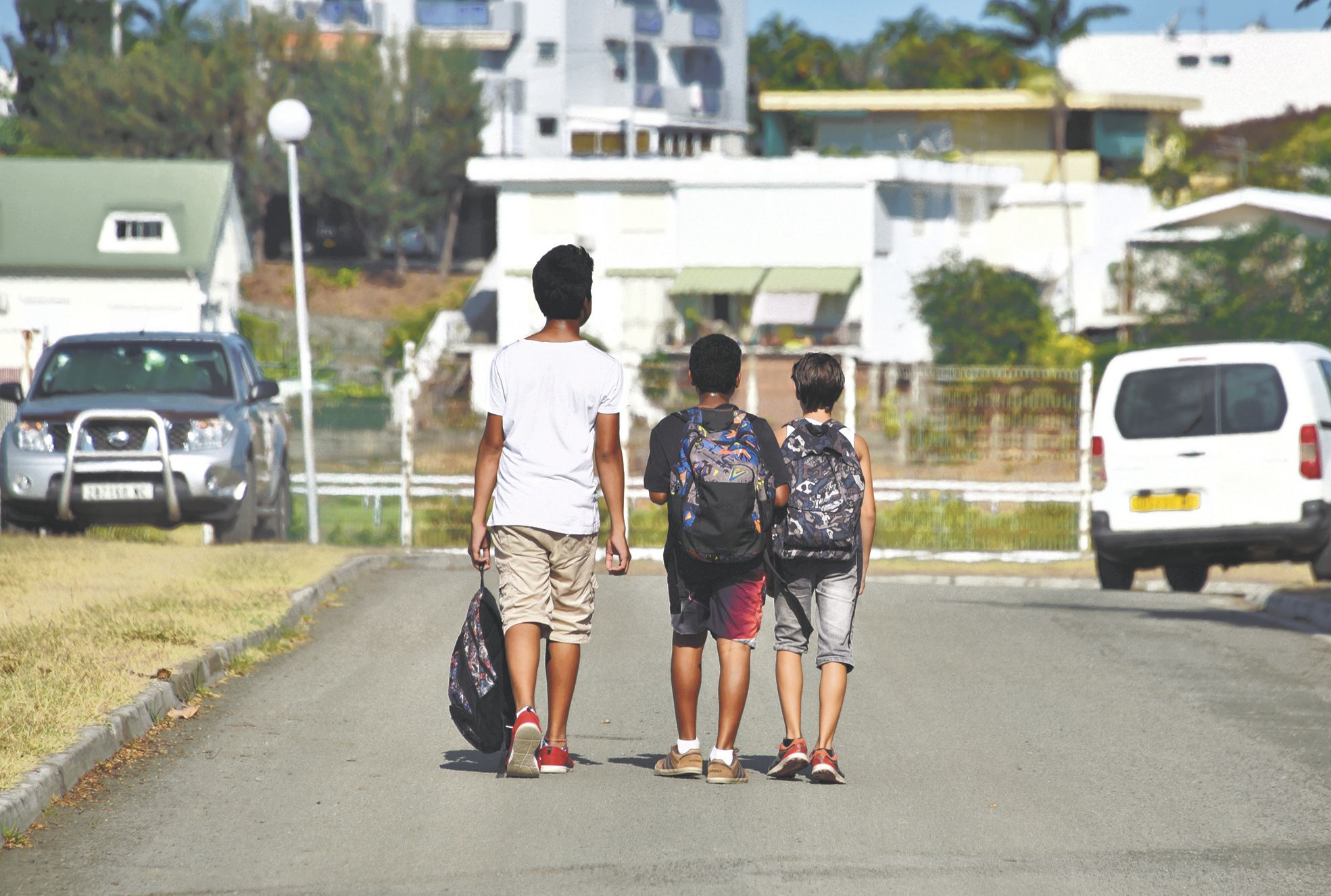 Rue René-Henin, le lundi 3 octobre. Les élèves des écoles primaires Eloi-Franc et Fernande-Leriche, ou les collégiens de Jean-Mariotti, qui résident dans le quartier de Val-Plaisance, doivent contourner l’hippodrome pour rentrer chez eux à pied.