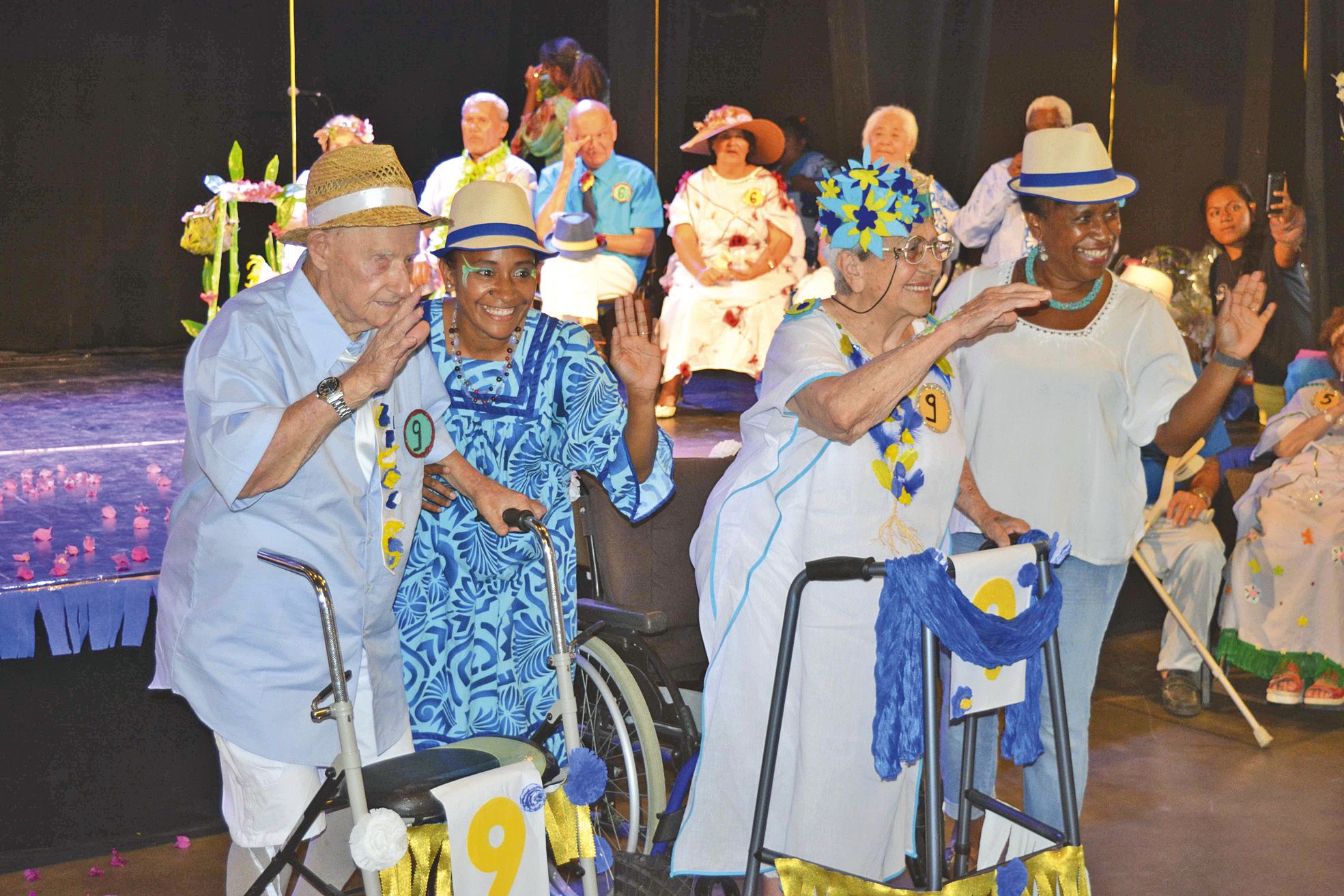 Valides, en fauteuil ou en déambulateur, chaque candidat a défilé. Certains se sont même vu pousser des ailes et ont décidé de se lever pour saluer le public.