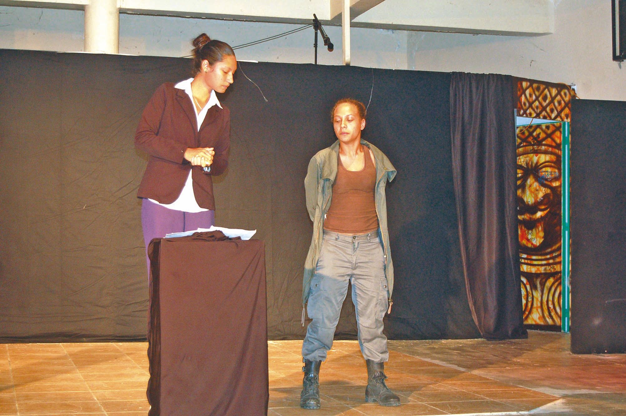 Les deux élèves de terminale jouent ici une scène  burlesque d’Hanokh Levin.