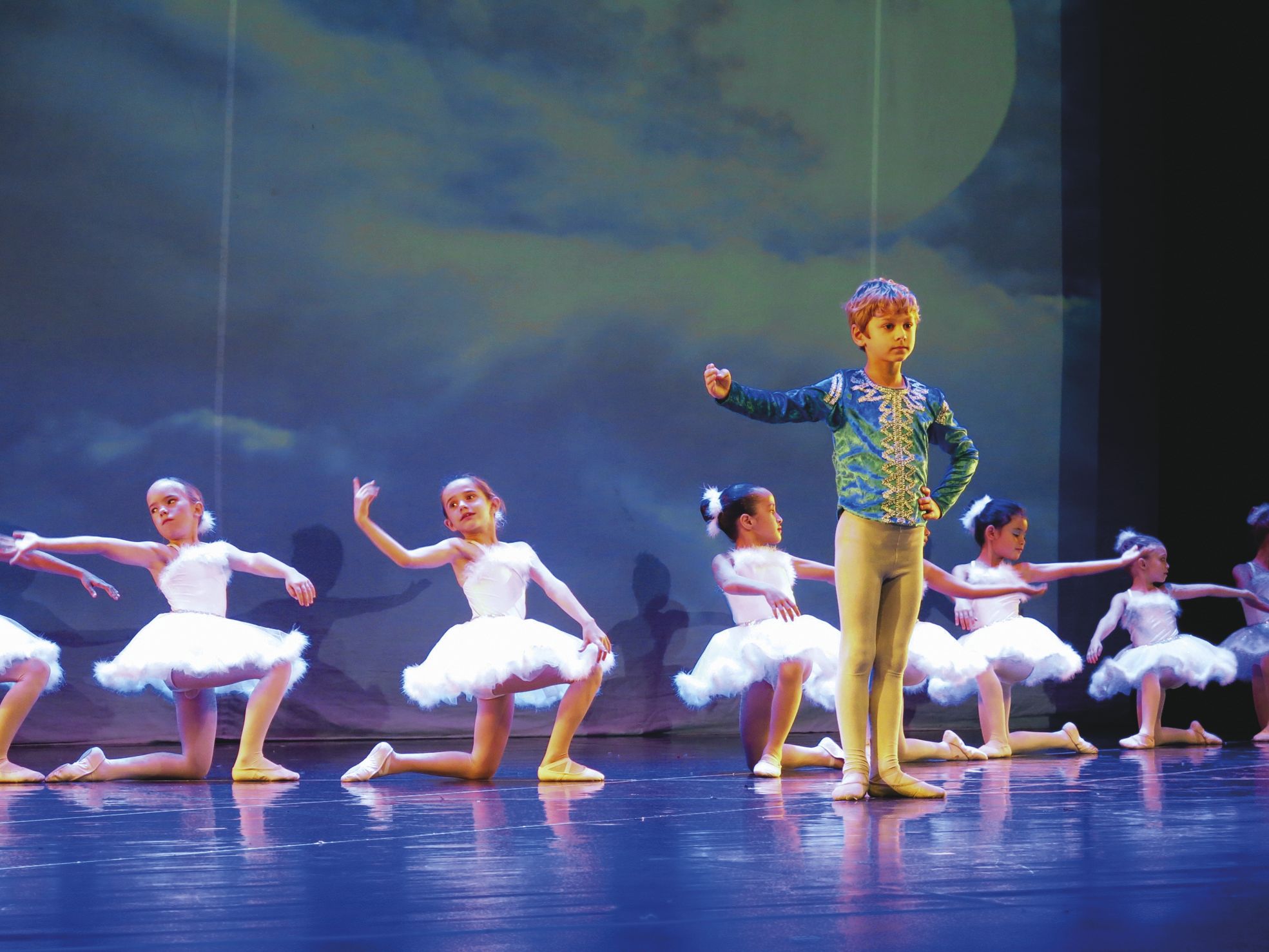 Le ballet a été précédé du Lac des petits cygnes, adapté aux plus jeunes, de quatre à huit ans.