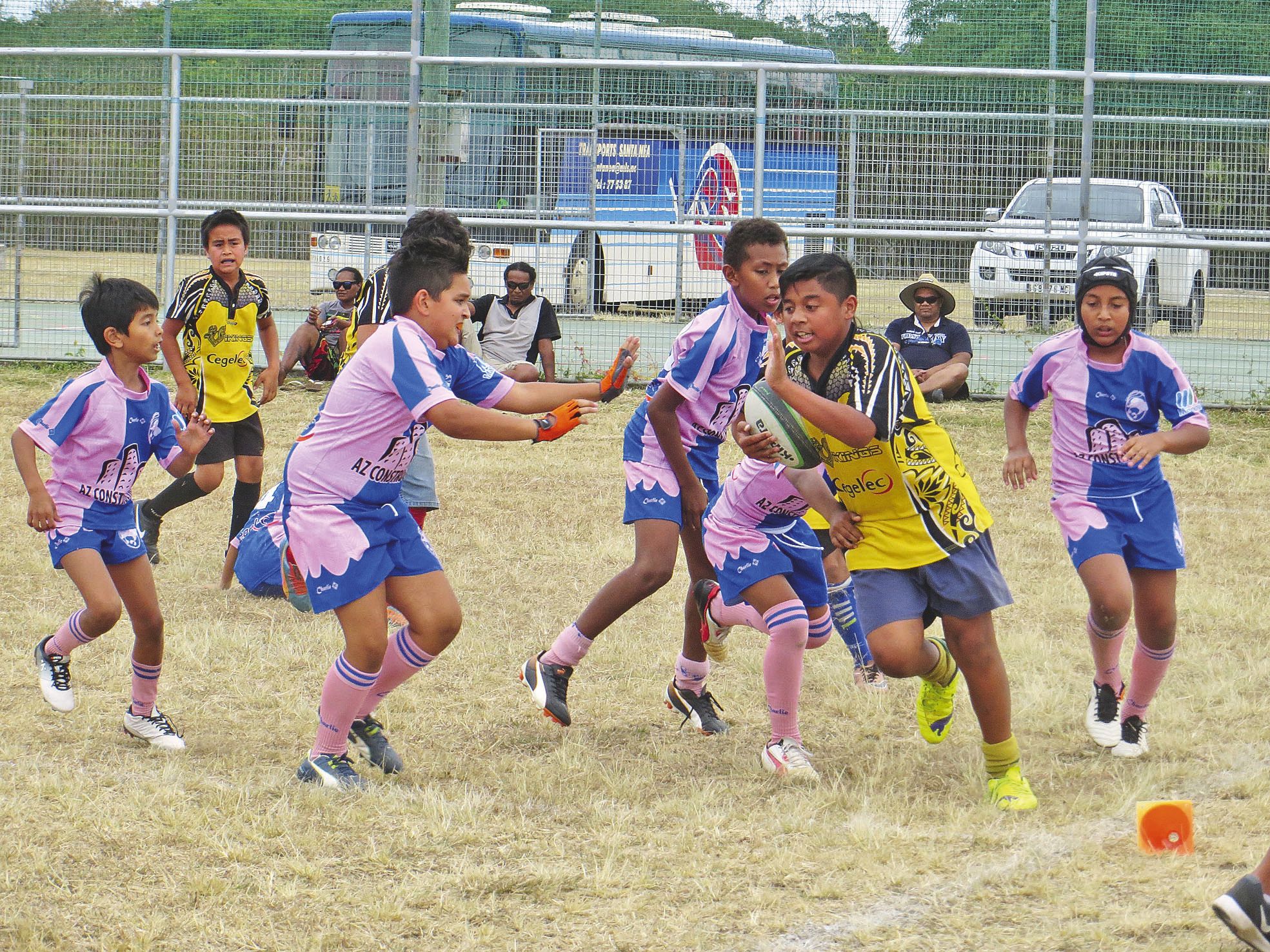 Les joueurs se donnent à fond pour faire progresser  le ballon ovale, tout en respectant les consignes de l’arbitre.