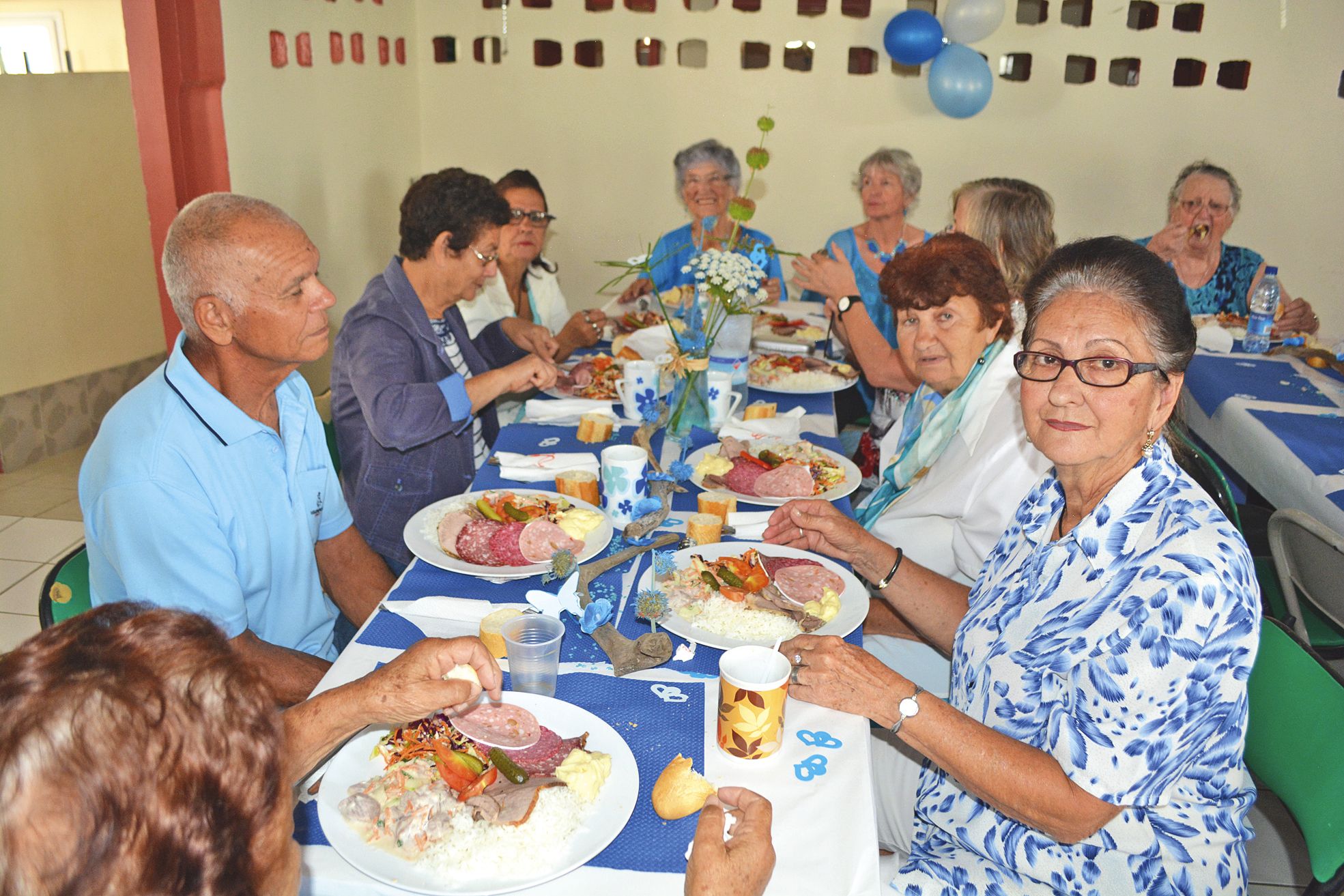 A midi, les anciens ont partagé un repas convivial apprécié. Ce dernier avait été  préparé et servi par un traiteur de la place. Au cours de ce déjeuner, les seniors  présents en ont profité pour se remémorer leurs histoires du « bon vieux temps »,  et le