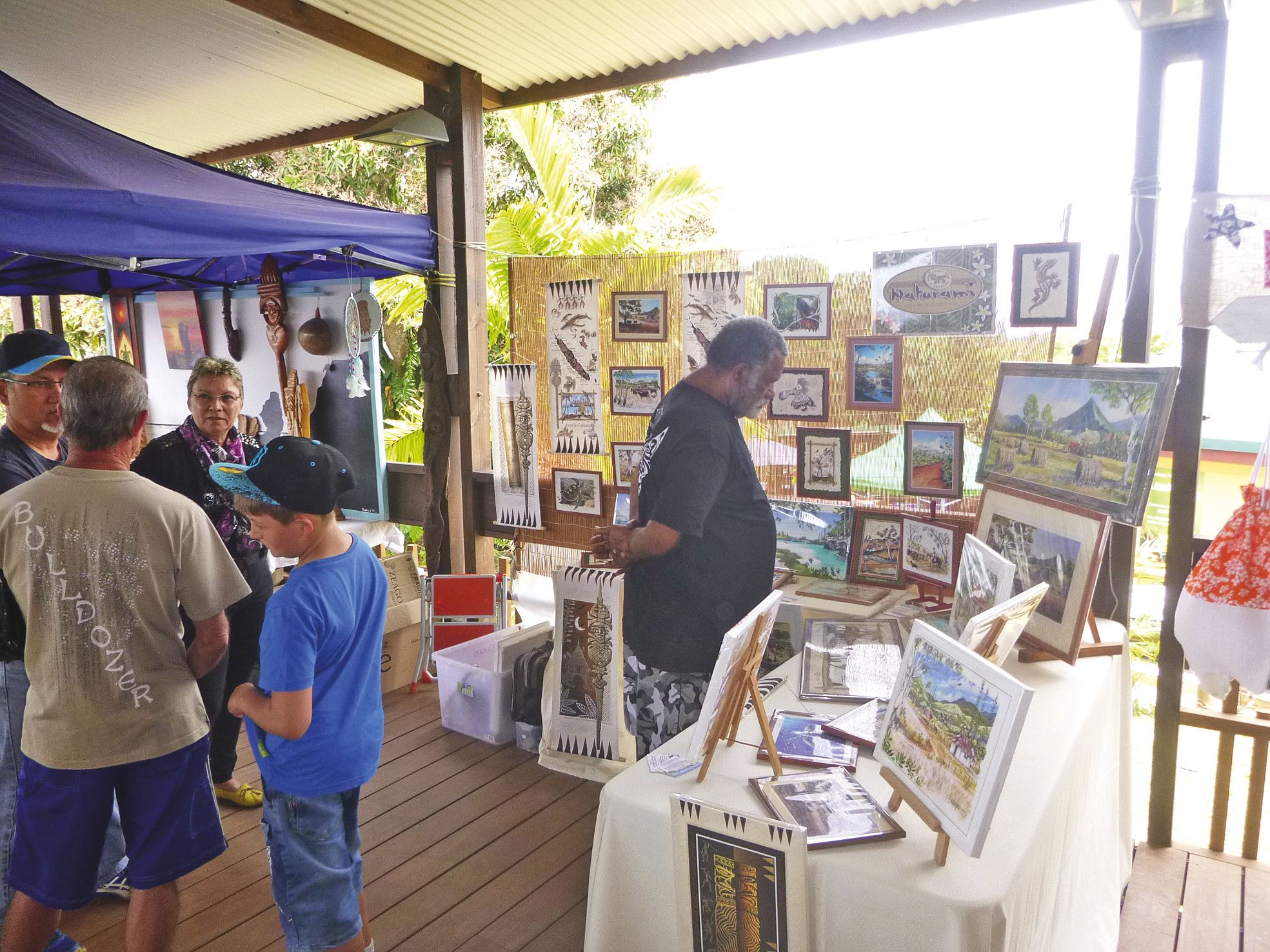 Un nouveau stand est apparu au marché, Naturami, d’Anne-Marie d’Anglebermes et  de Patrick Duffieux. Ces Calédoniens ont pu avoir leur stand pour la première fois,  et exposer leurs œuvres, des peintures de la nature et de la vie sur le Caillou.