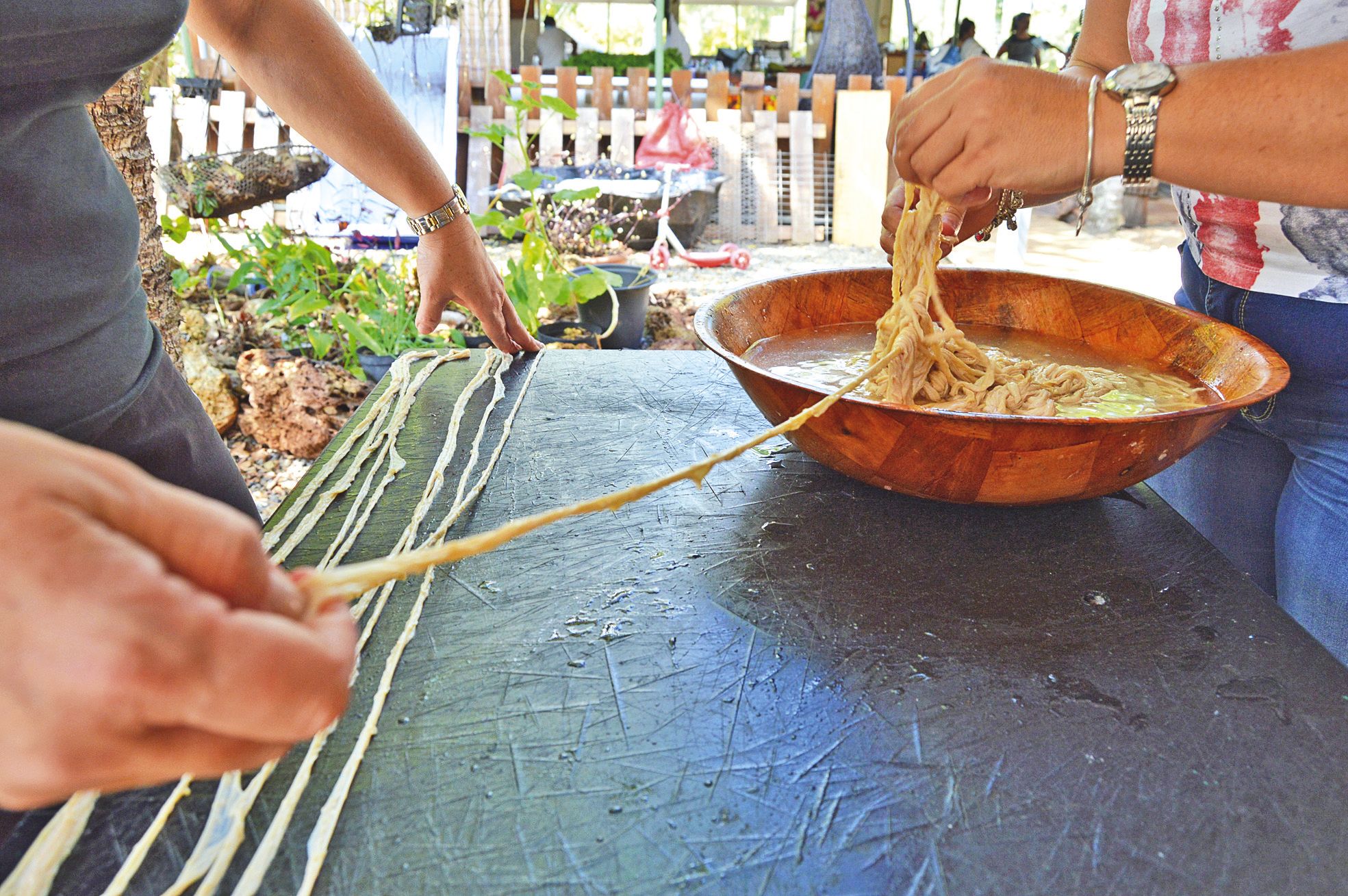 Les boyaux ont trempé dans une eau (l’eau de boudin), qui sera jetée. Pas simple  de démêler les nœuds dans ces kilomètres d’intestins de cochon !