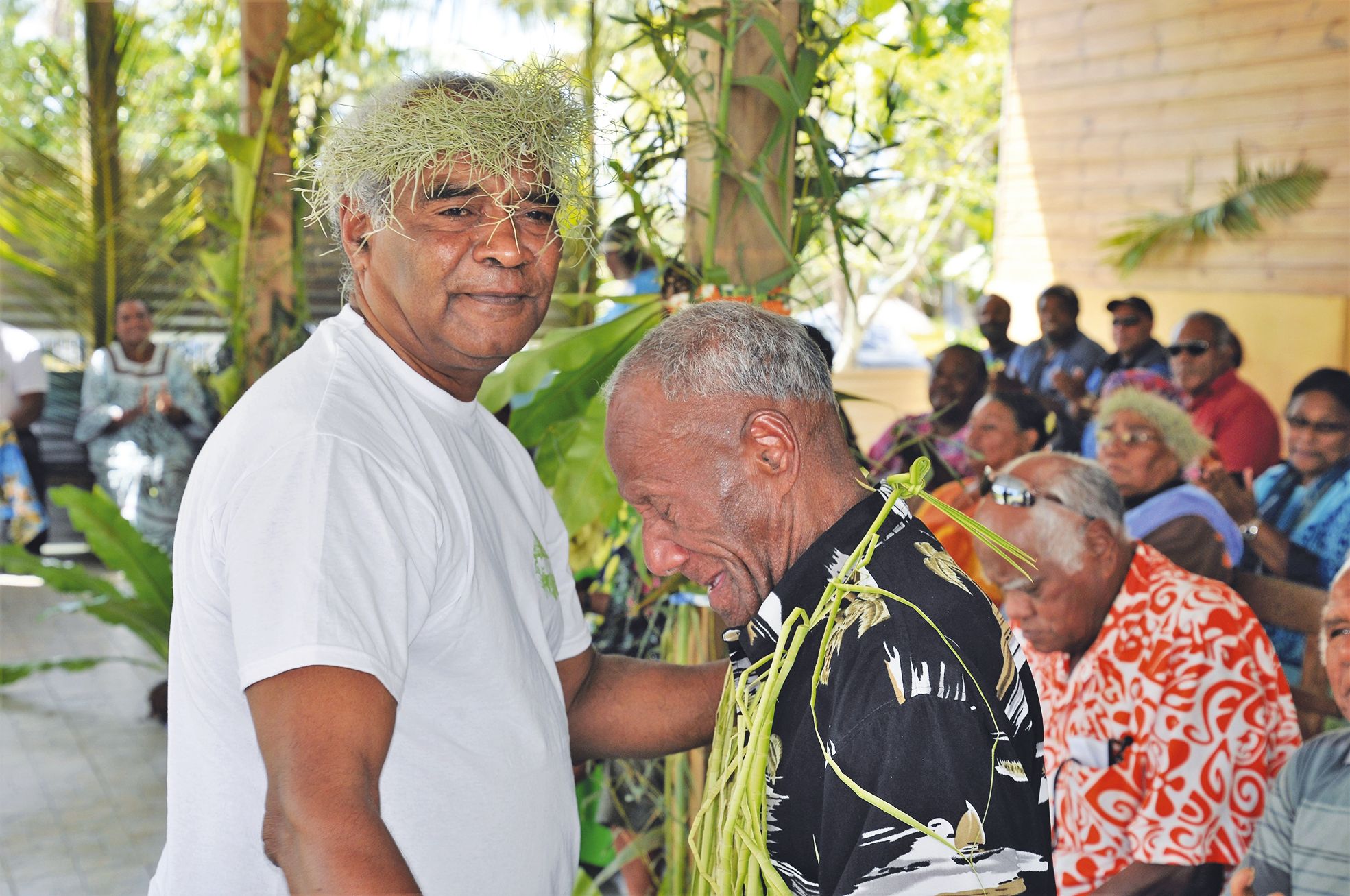 Une grande émotion submerge Keciehni Wagada, le doyen des moniteurs, lorsque Pierre Ngaihoni, maire de Maré, honore sa présence avec le premier geste coutumier de la journée.