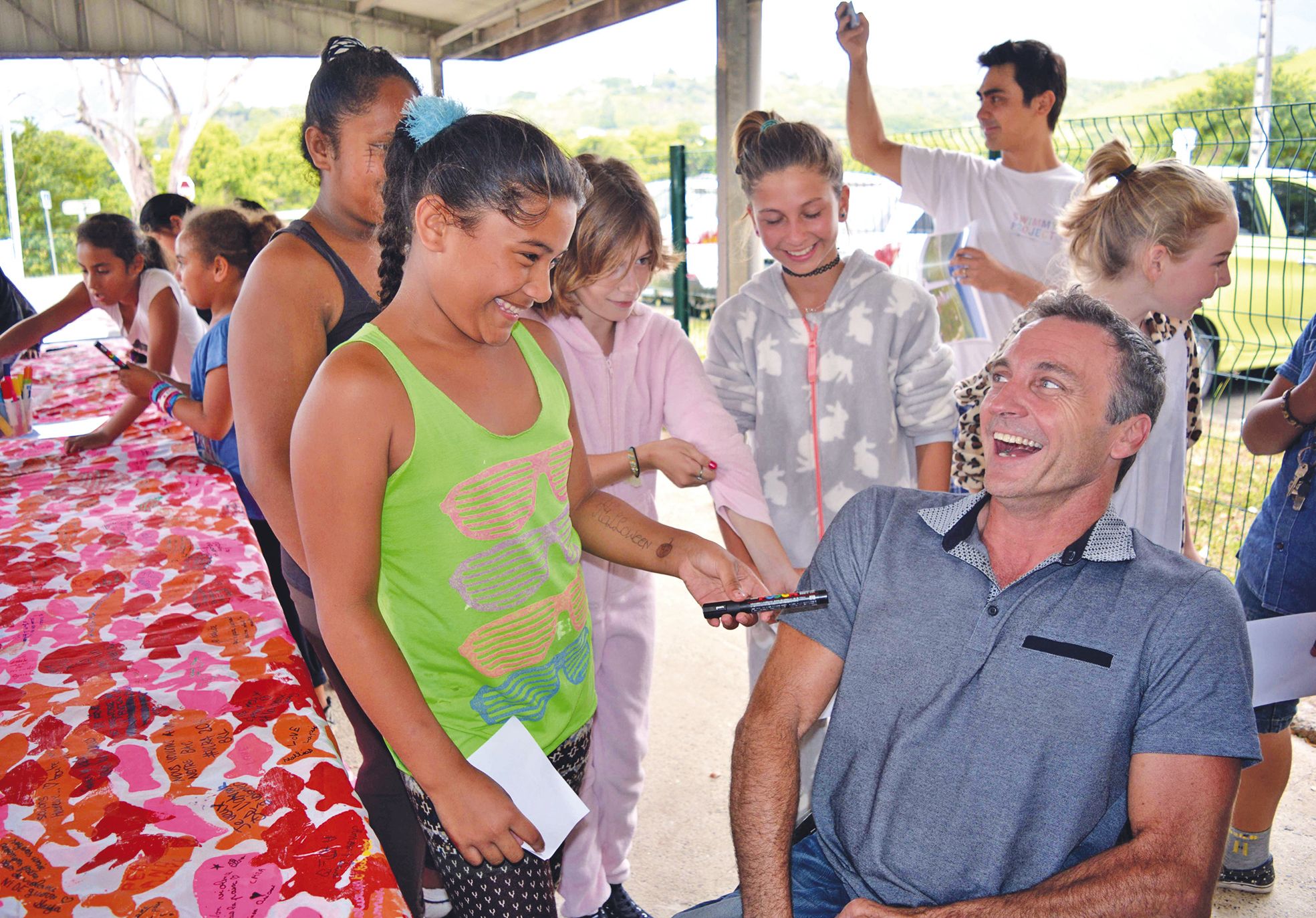 Les deux sportifs ne se sont pas fait prier pour enchaîner les autographes sur papier et même directement sur les bras des élèves.
