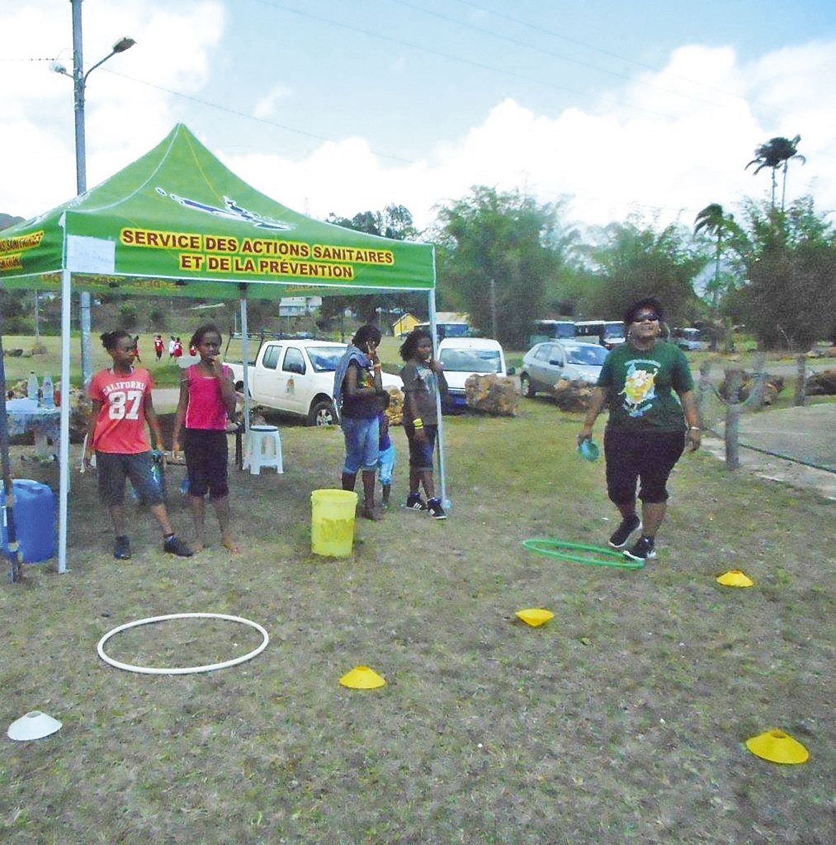 Les matches de football et de volley-ball se sont succédé toute la journée ainsi que des tournois de pétanque. Parallèlement, des activités de sensibilisation étaient proposées auxquelles toutes les équipes ont participé. Comme ici avec les éducatrices sa