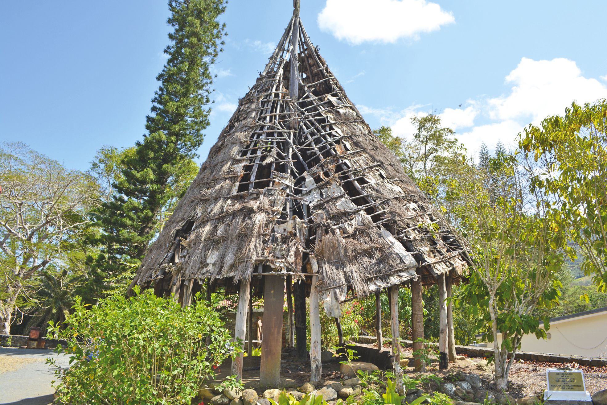 En ruine et dangereuse, la case kanak implantée dans les jardins du musée va être rasée et refaite à l’identique.
