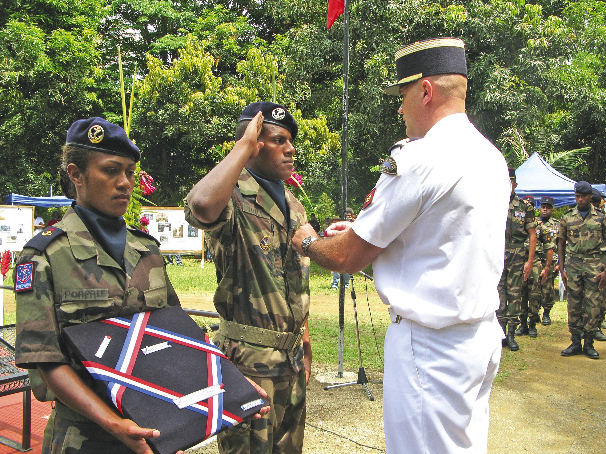 Le marsouin Thalé, volontaire, a été décoré par  le lieutenant-colonel Desvergnes. Originaire de Bélep, il est secrétaire au RSMA.