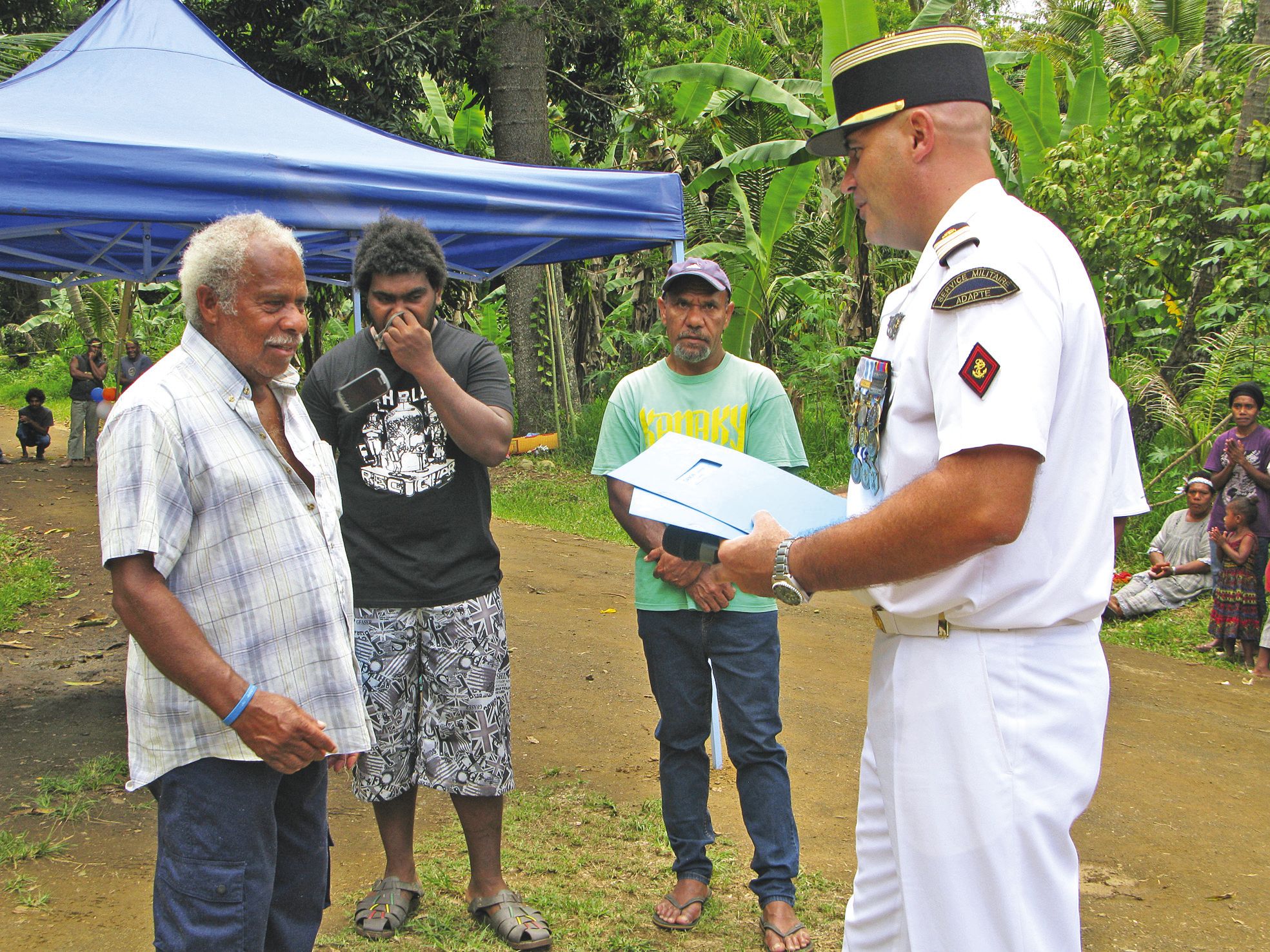 Les dossiers des archives militaires des quatre tirailleurs kanak, retrouvés par le Souvenir français, ont été remis à leurs familles.