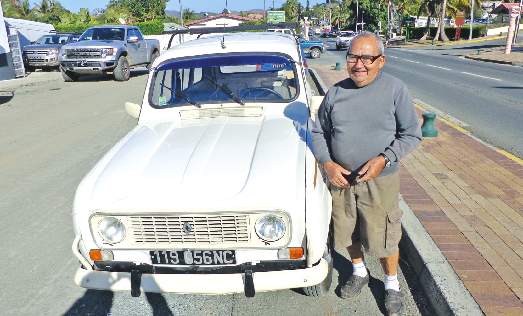 Roland Brenot compte bien rouler encore quelques années à bord de sa 4L couleur crème.