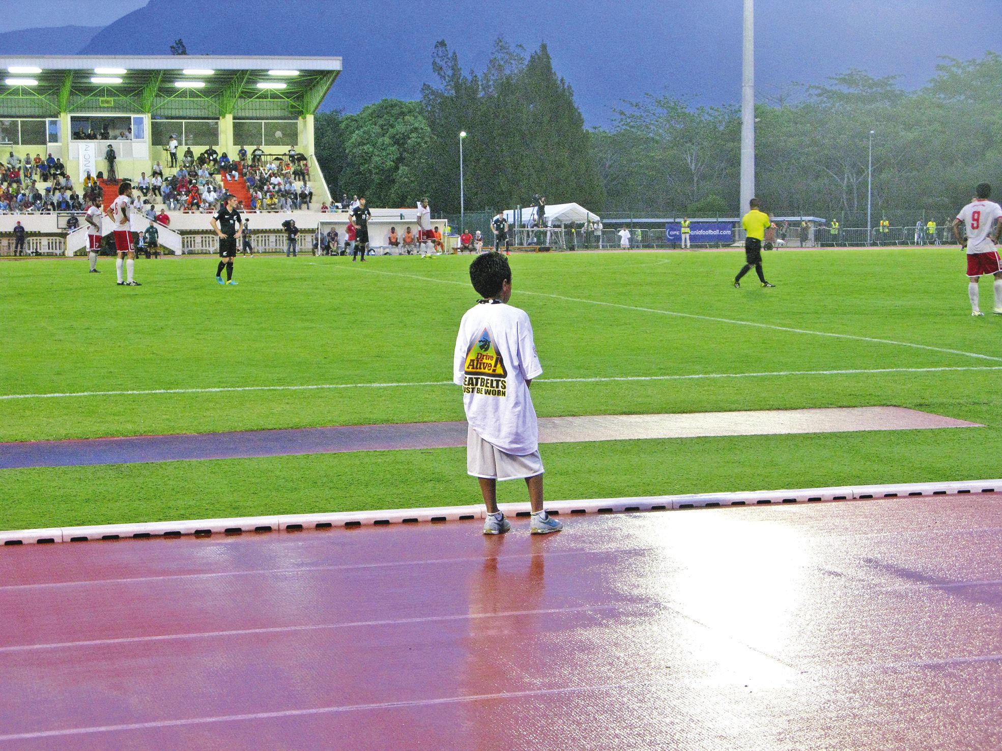Les petits joueurs de l’entente Jeunesse sportive de Baco et du Sporting-club de Koné ont ramassé les balles. Un rôle important, car il permet de moins perdre de temps de jeu quand la balle sort.