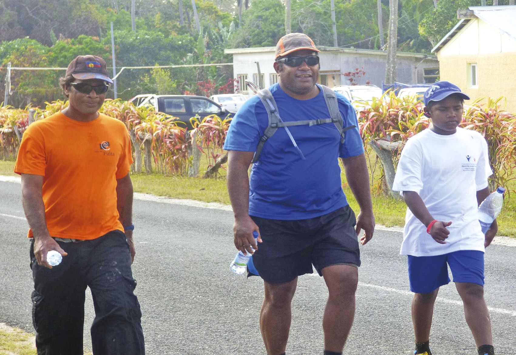 Le grand chef (tee-shirt orange) et le président de l’association Coupe  Yeiwéné (tee-shirt bleu) ont participé à la marche « Loyalty santé ».