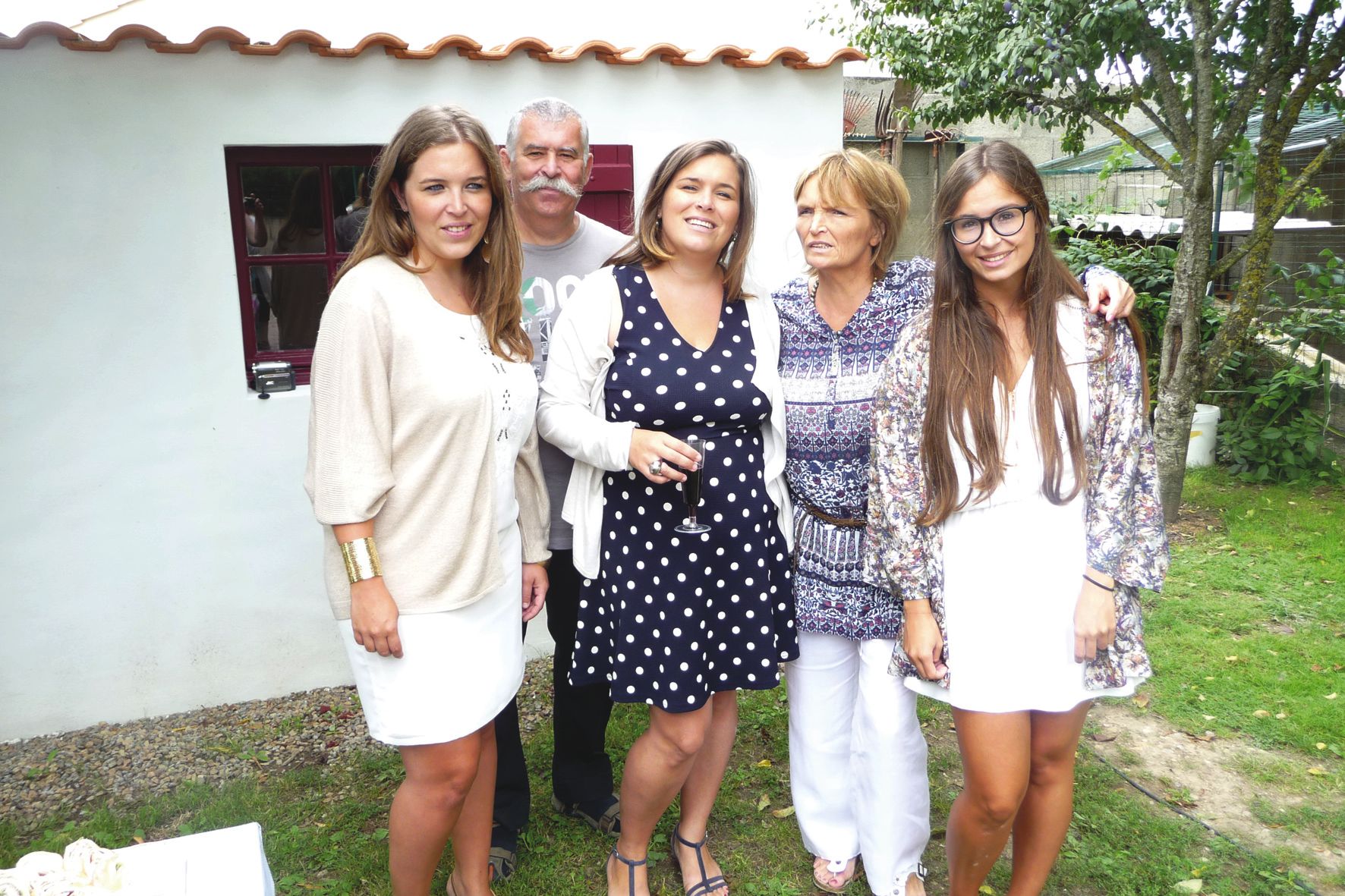 Audrey (au milieu) et Pauline (à gauche) n’ont jamais cessé de se battre aux côtés de leurs parents pour savoir ce qui était arrivé à leur sœur.
