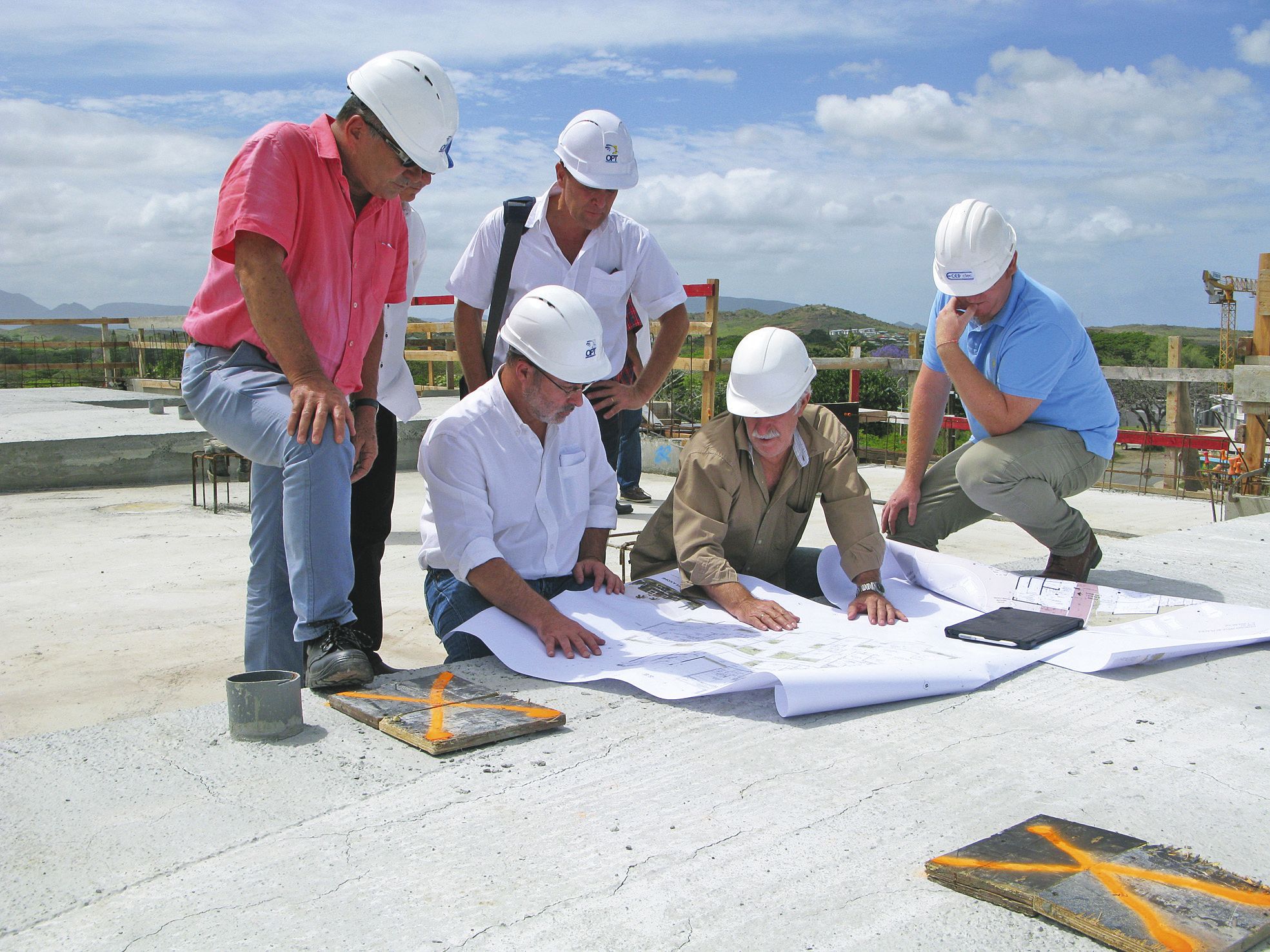 Philippe Gervolino (à gauche devant le plan) écoute les explications  de l’architecte Yvan Lindor, du haut du bâtiment.