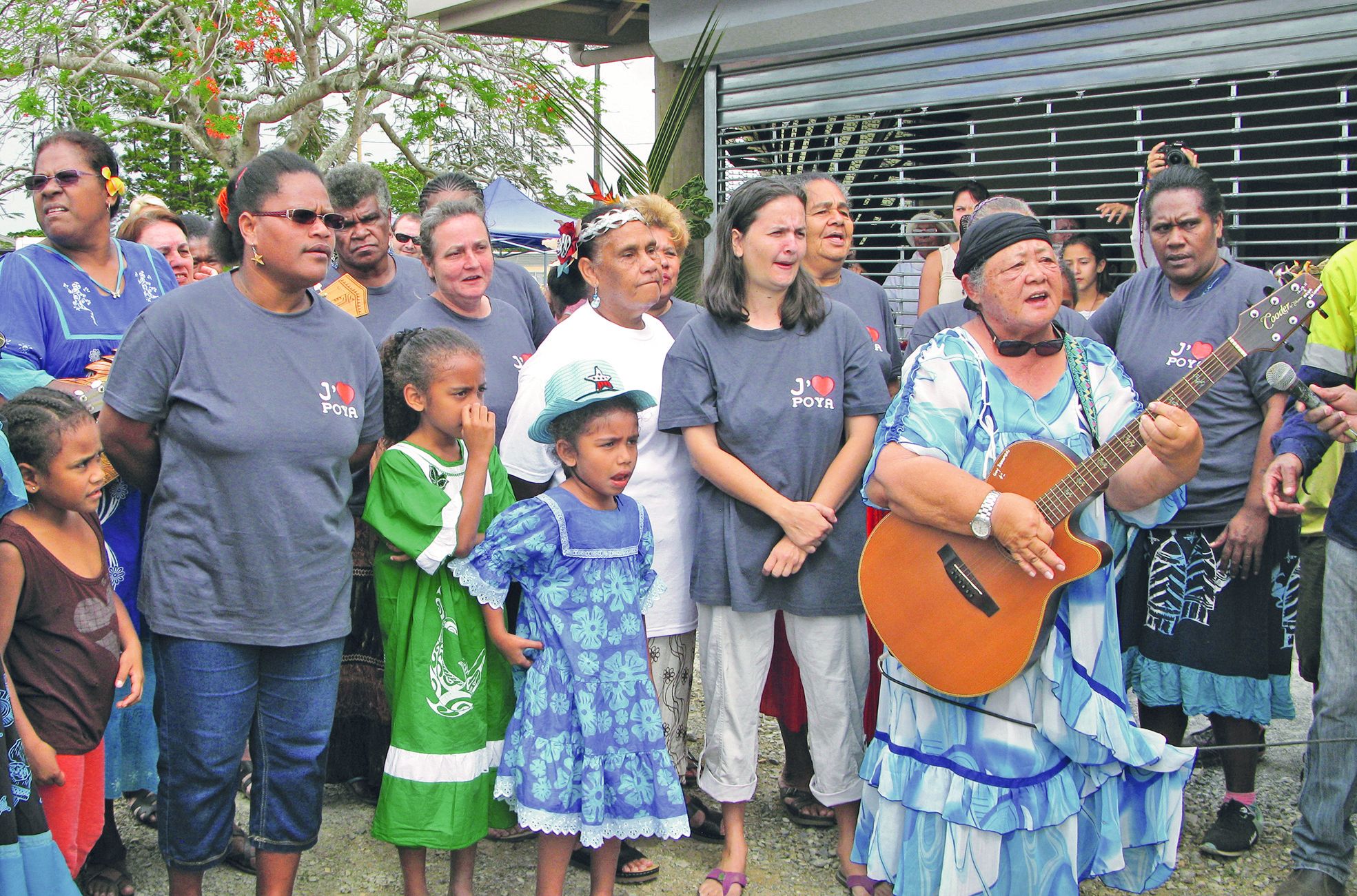 Les femmes du marché produisent, vendent, et chantent avec leur présidente, Danielle Sakoumory, à la guitare.