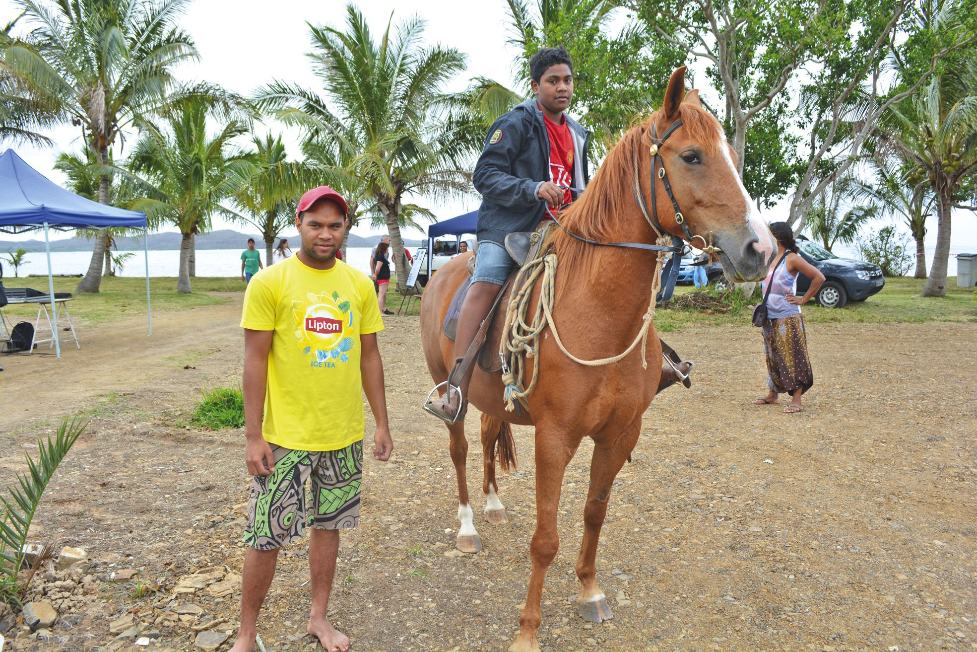 Côté animation, les organisateurs, soutenus et épaulés par la mairie et l’Office de tourisme, ont également assuré. En plus des concerts, des sorties en bateau ou encore des promenades sur l’eau ont eu lieu, et les amoureux de la nature ont pu faire des balades à cheval, grâce à Schelim (debout).
