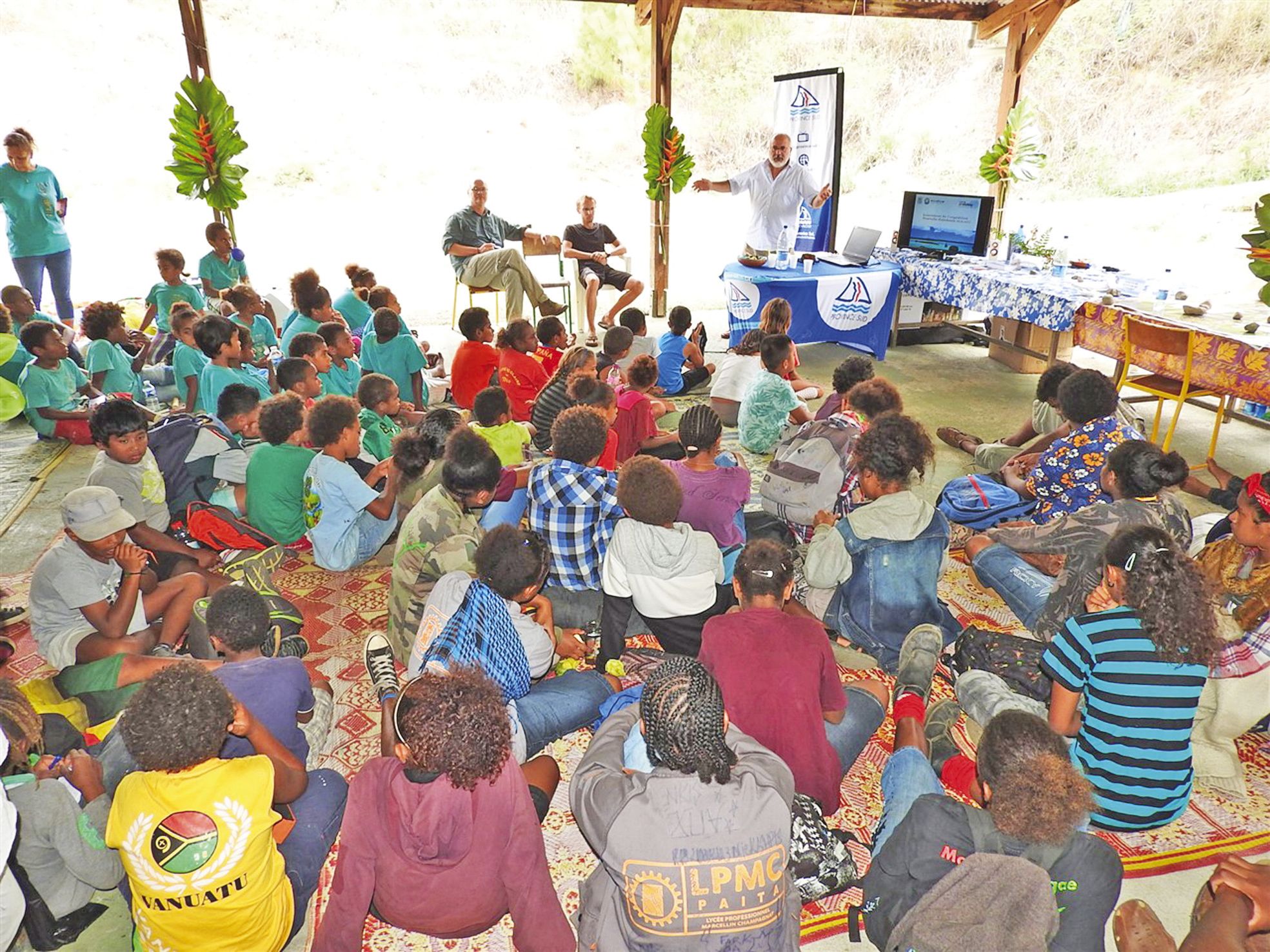 4 > Afin de clôturer cette journée environnementale, tous ont pu apprendre du professeur Philippe Boucher, actuellement sur le territoire dans le cadre de l’opération Planète revisitée, l’importance que peut avoir la découverte de nouvelles espèces. « Nous en avons encore découvert il n’y a pas encore quinze jours », a-t-il souligné.