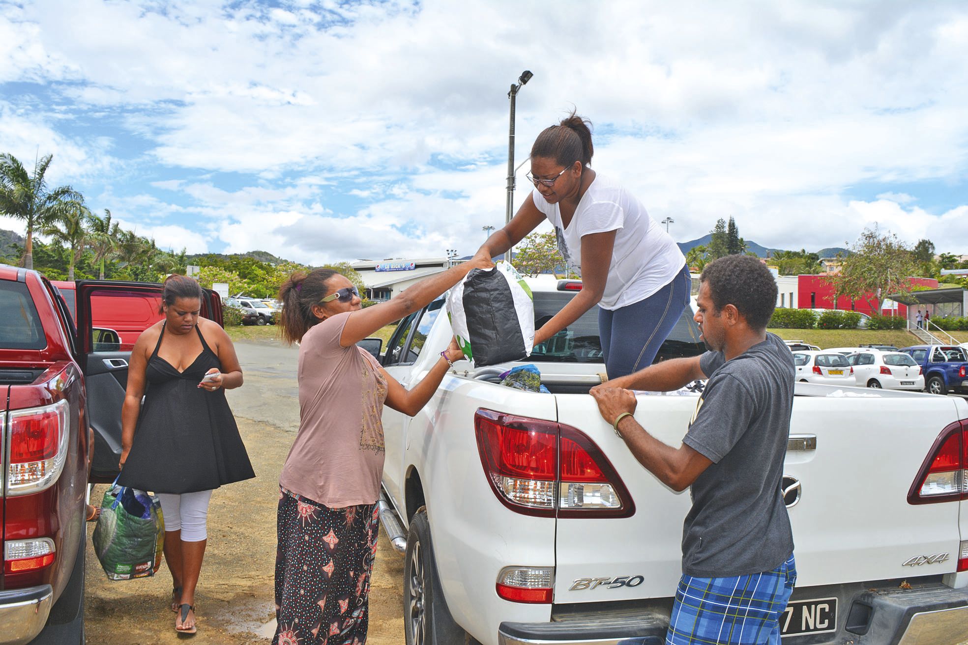 Dumbéa, mercredi 23 novembre. Dès midi, Annie-Eva Mesikoeo et sa famille ont improvisé une collecte sur le parking de la piscine de Koutio pour venir en aide aux sinistrés.