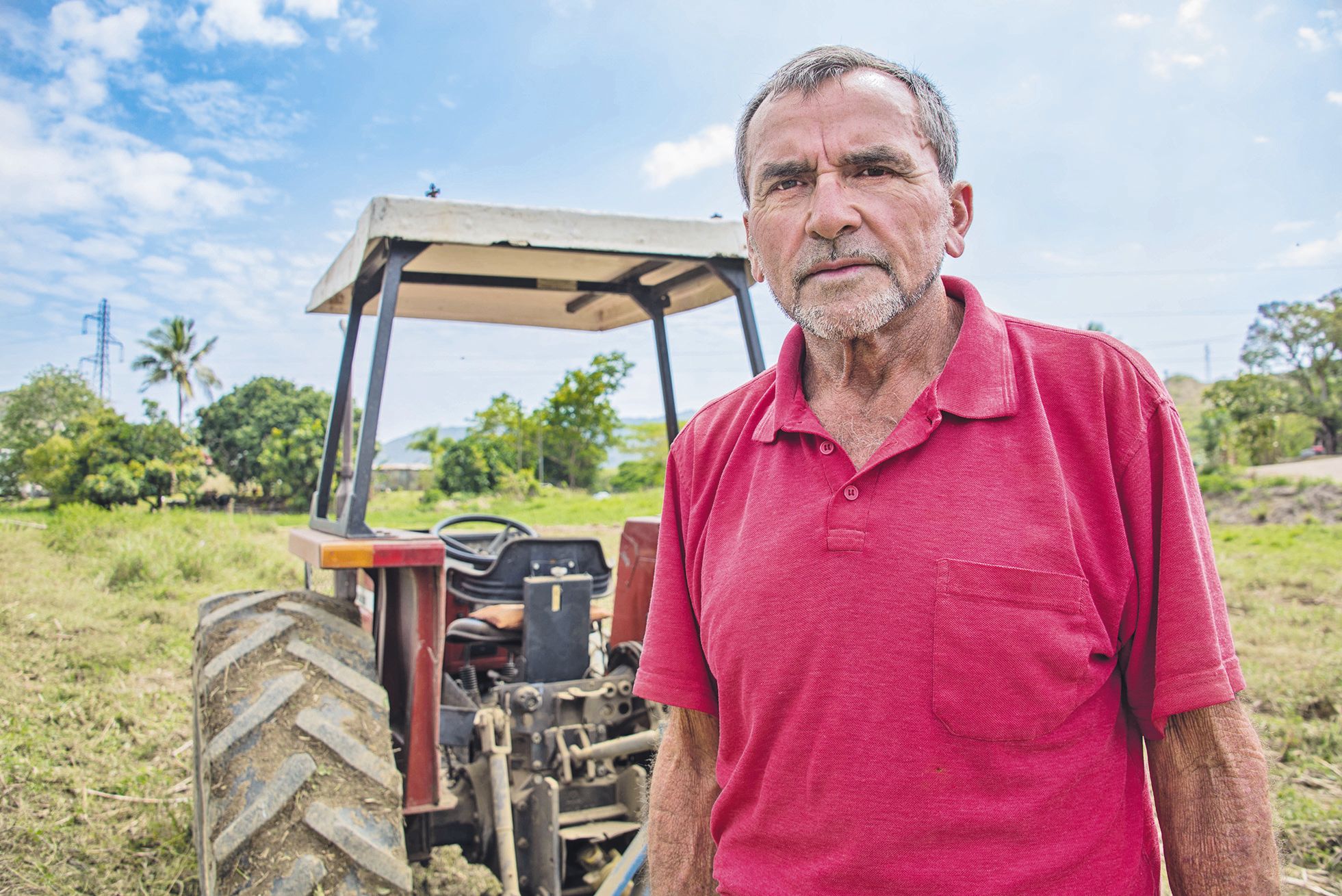 Dans ses champs sinistrés, Michel Hugeaud passe le  girobroyeur. « Le maïs pourra germer et repousser, et  ça permettra à la terre de se régénérer avec un couvert  végétal car avec les inondations, le terrain a été lessivé. »