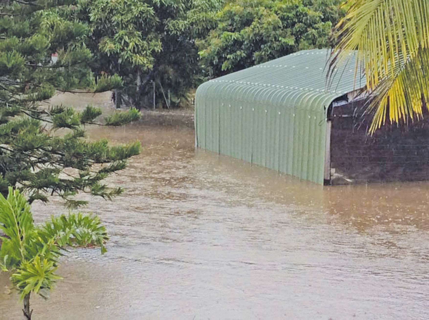 À Bourail, les pluies ont inondé la commune en quelques heures. Si le réseau routier était praticable, quelques axes secondaires ont été inaccessibles à cause de la montée des eaux.