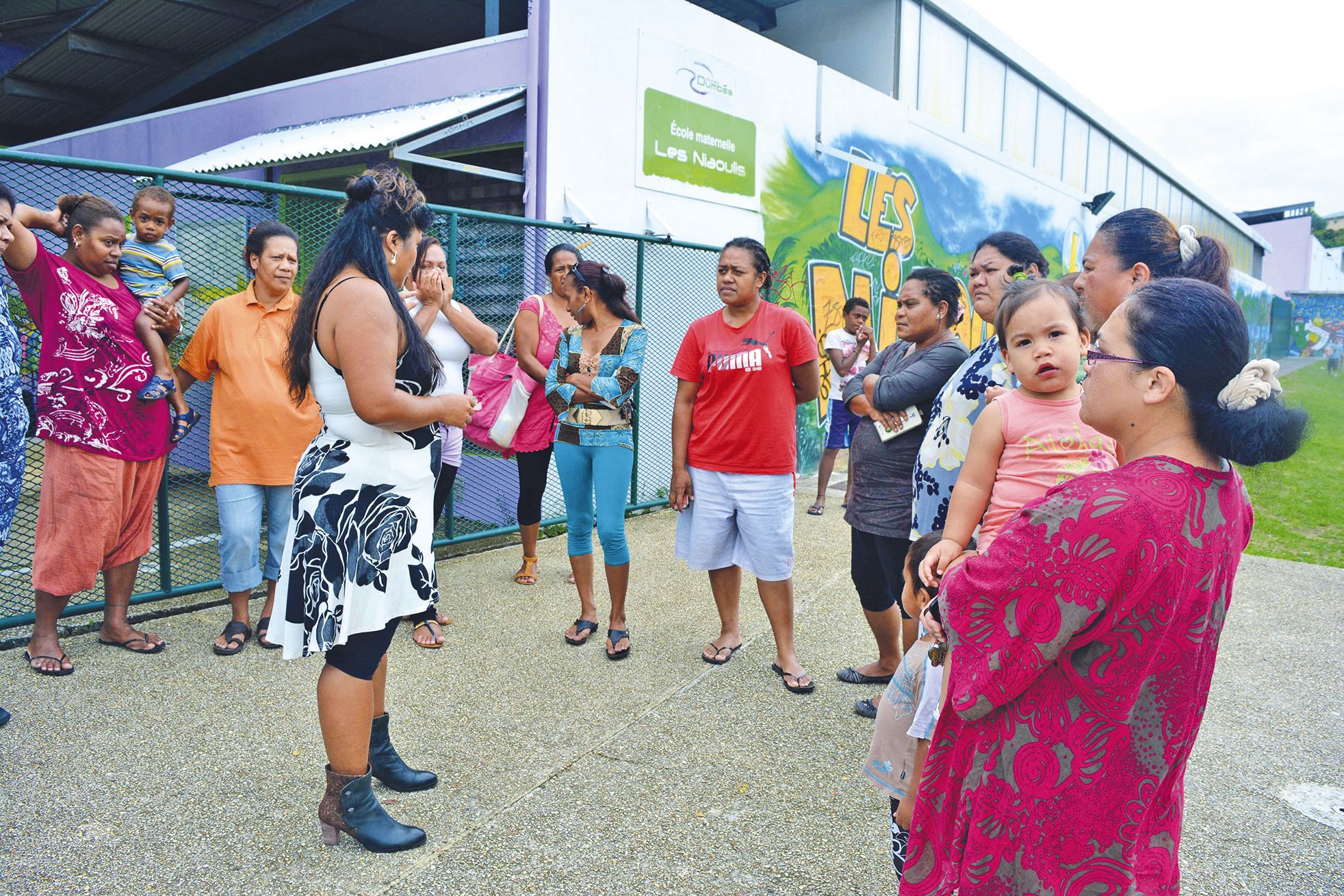 Une quinzaine de mamans sont restées postées devant l’école toute la matinée en soutien au personnel.