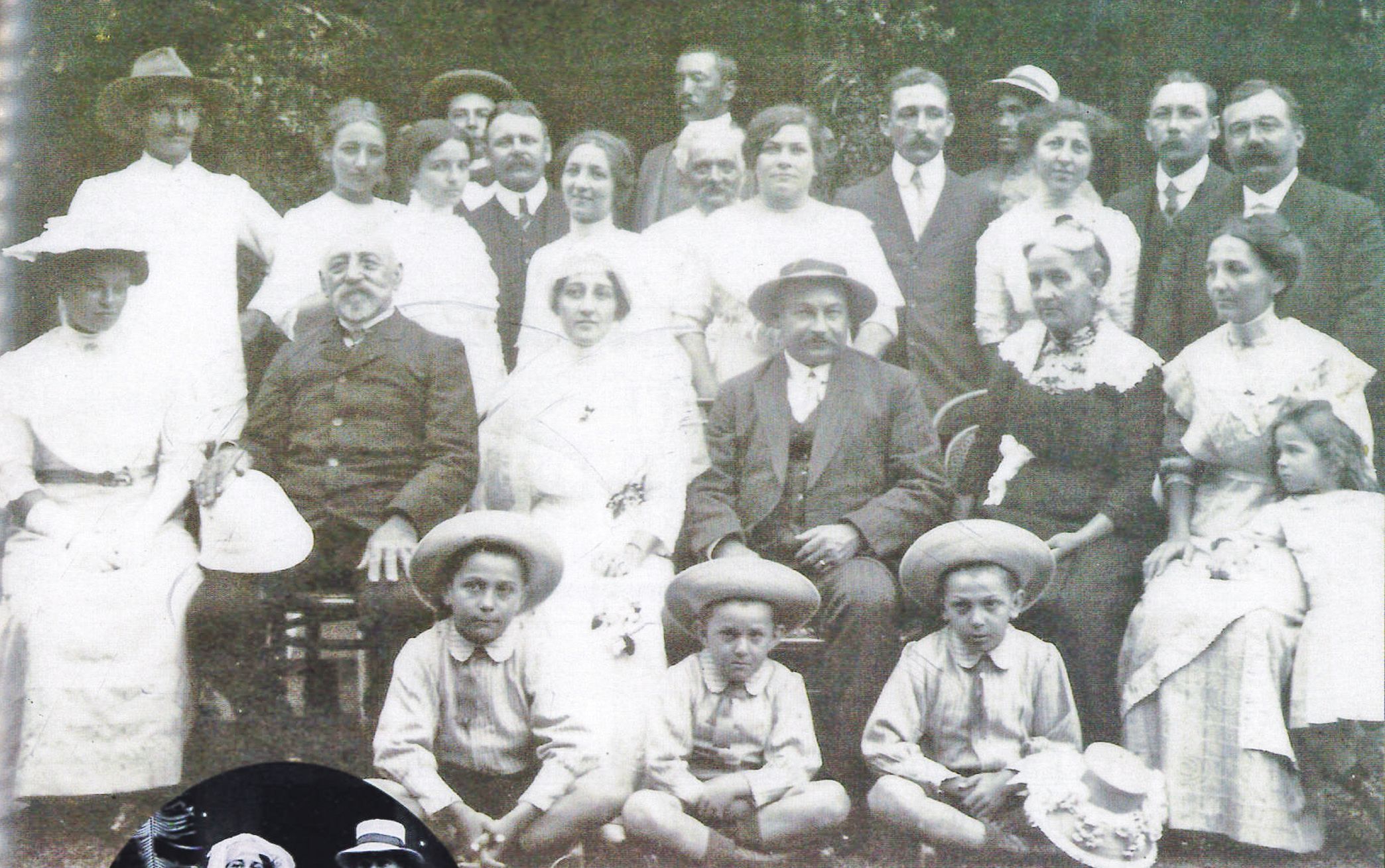 Les mariages, ici celui de Cécile et Adolphe Bourgade le 28 août 1913 à Gabari, étaient des moments forts de la vie sociale d’une communauté très croyante.