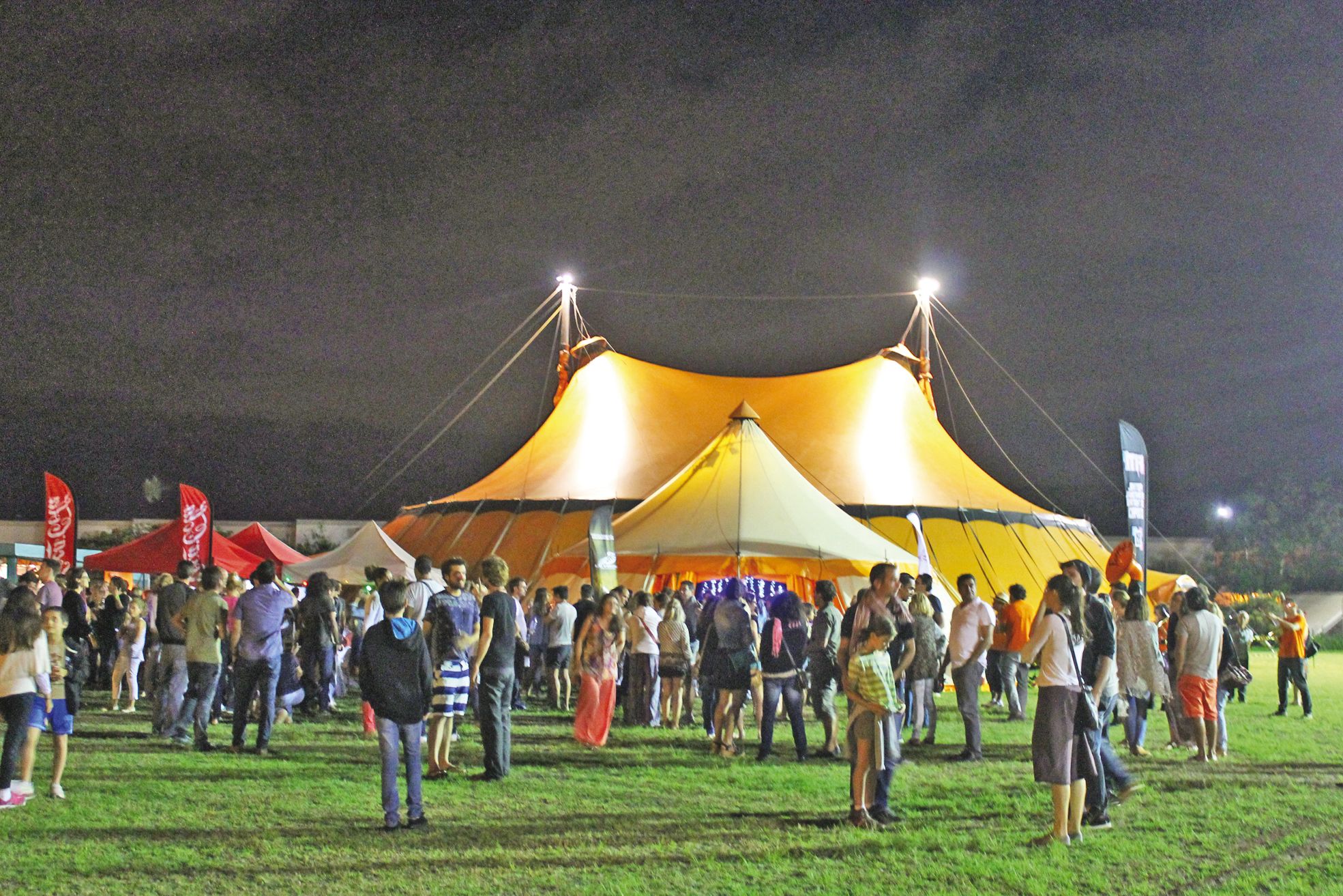 Le Chapitô a accueilli l’essentiel des matches du festival, sur le terrain de foot de Doniambo, prêté par la SLN. Un seul spectacle a eu lieu au centre culturel de Dumbéa.