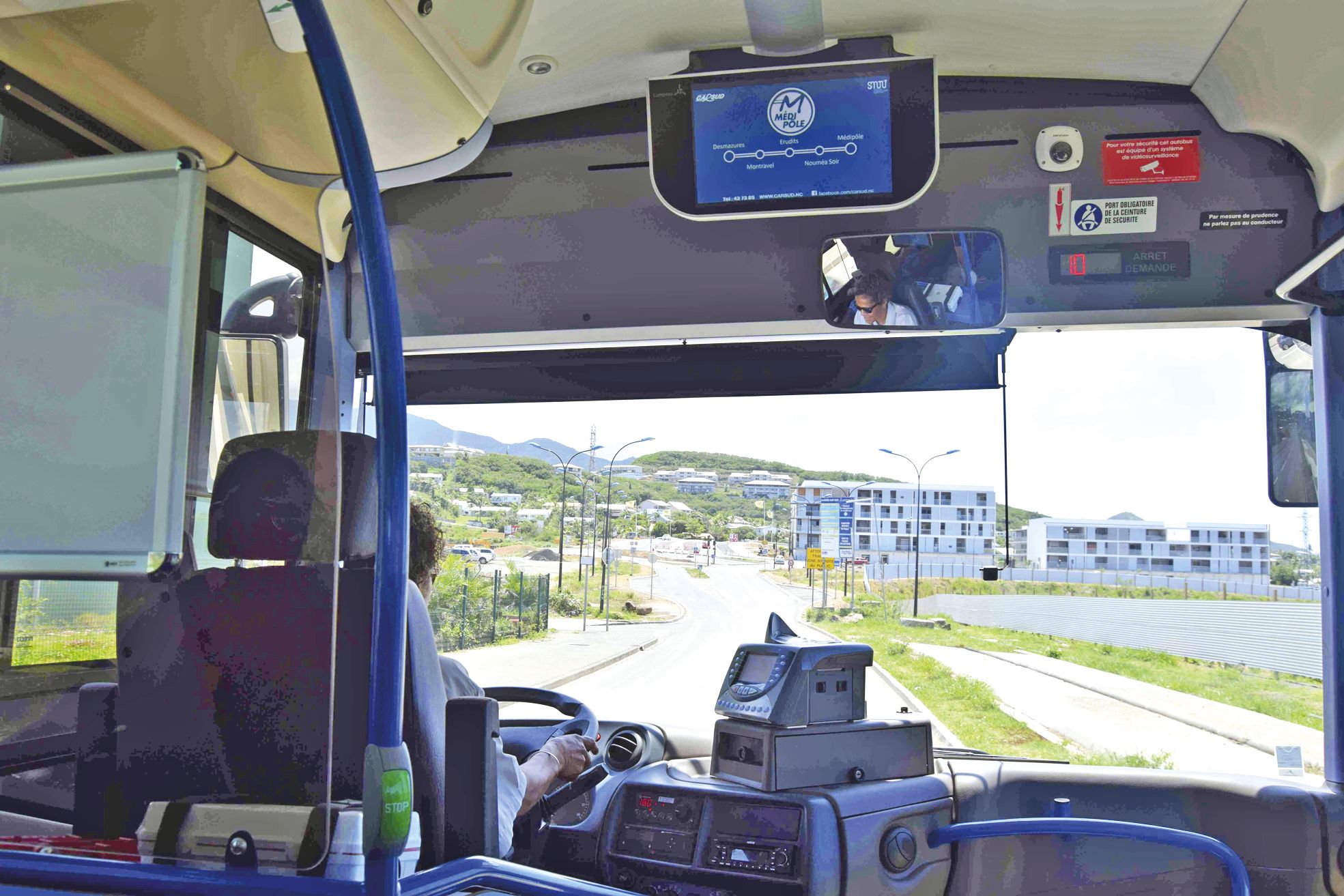 Les nouveaux bus « low entry » de Carsud sont affectés à la ligne M. À l’intérieur, il y a le Wi-fi, que la compagnie teste avant, peut-être, de l’étendre à d’autres bus.