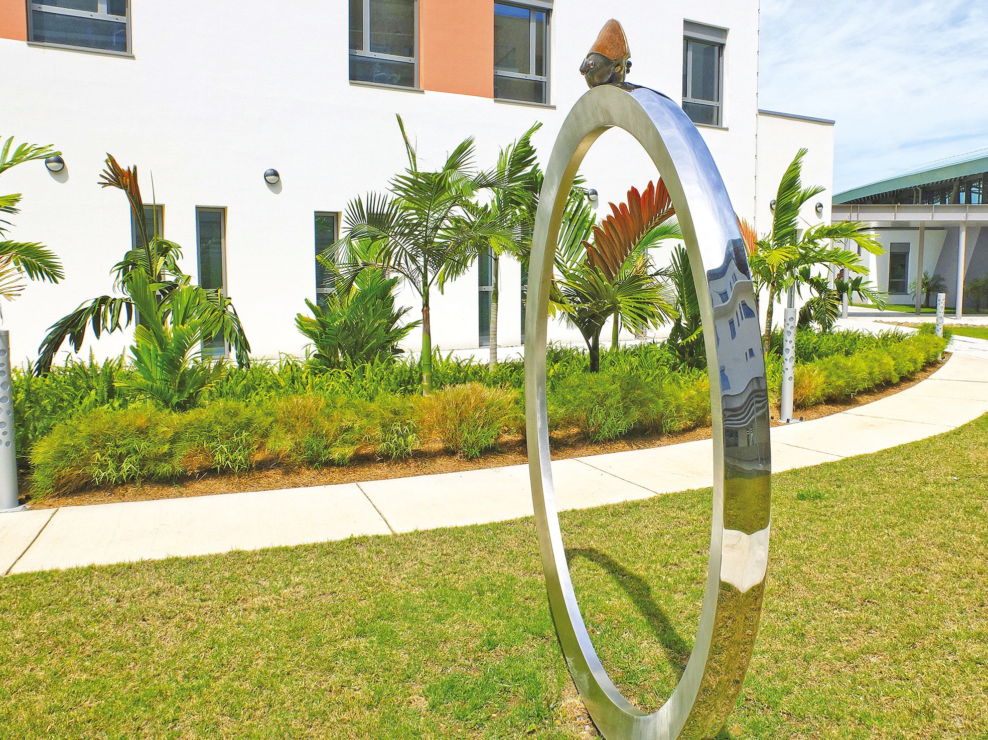 Les espaces verts du Médipôle sont jalonnés de sculptures d’artistes locaux.  À l’entrée du jardin des traversées, une œuvre de François Uzan.