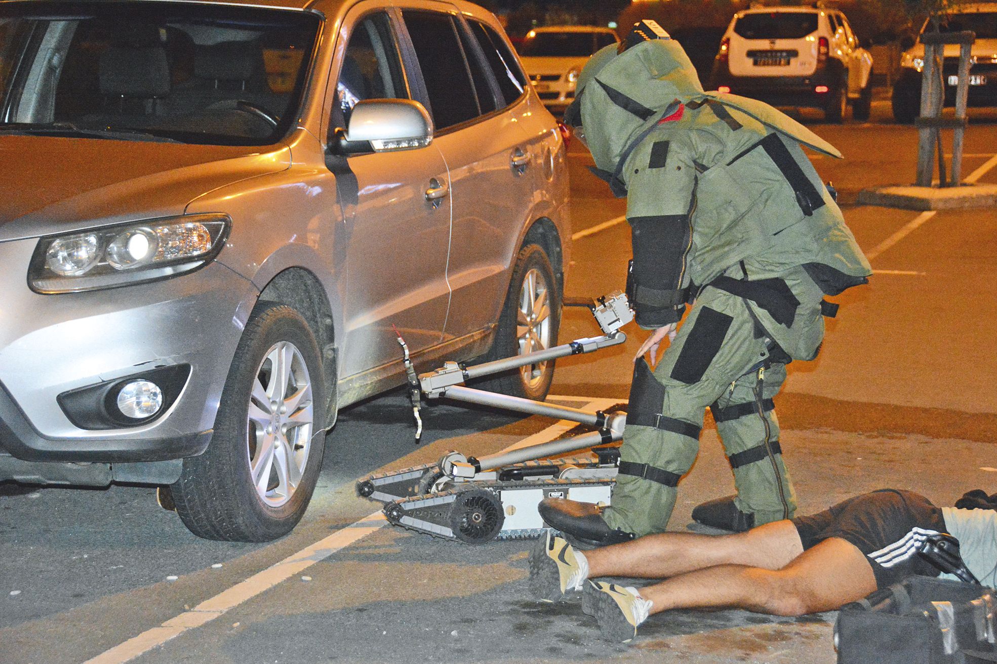 Pour que l’exercice soit complet, un colis potentiellement piégé a été installé sous une voiture à proximité des deux hommes tués par balles.