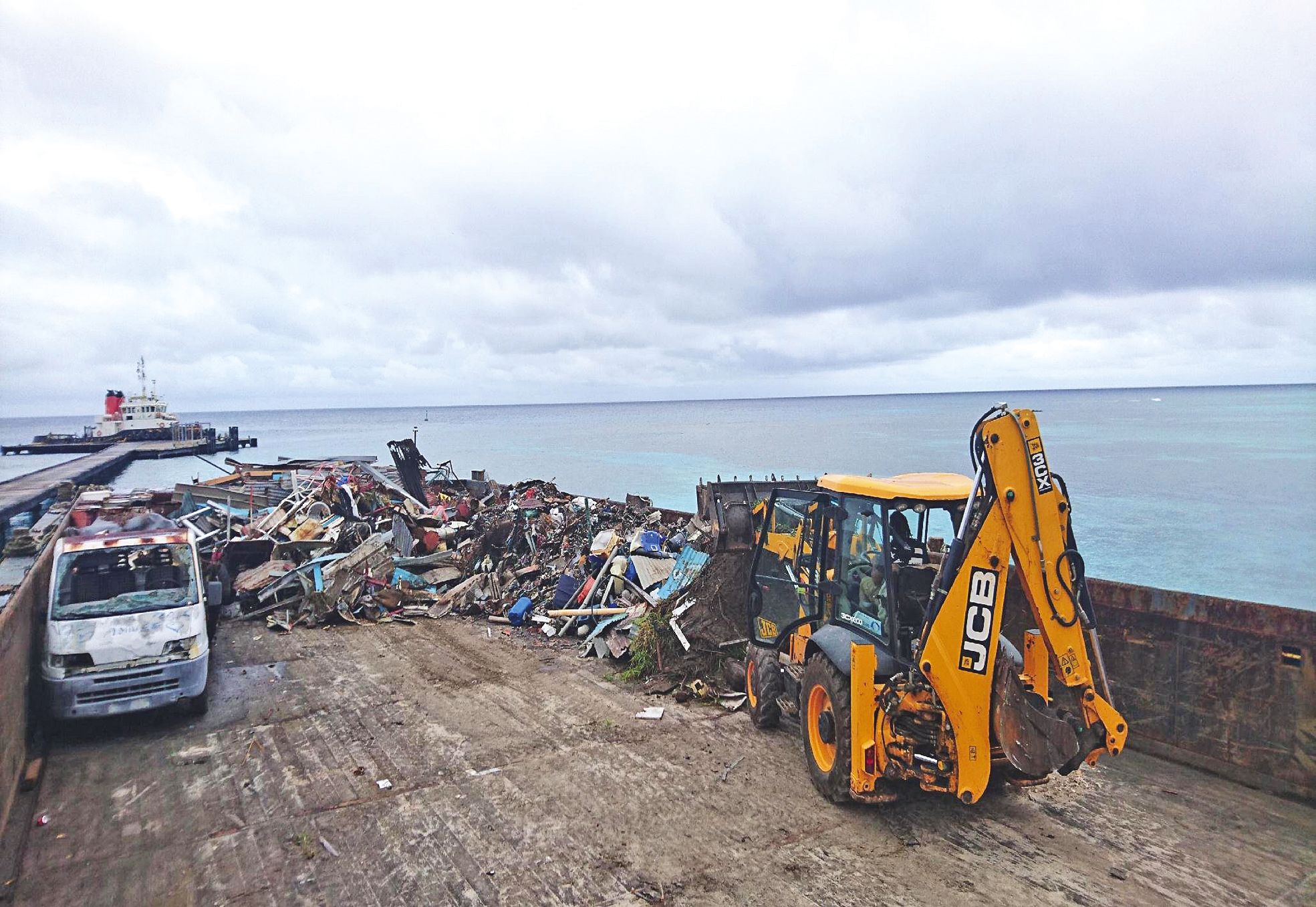 Les déchets ont été évacués par barge vers Nouméa  depuis le wharf de l’île.