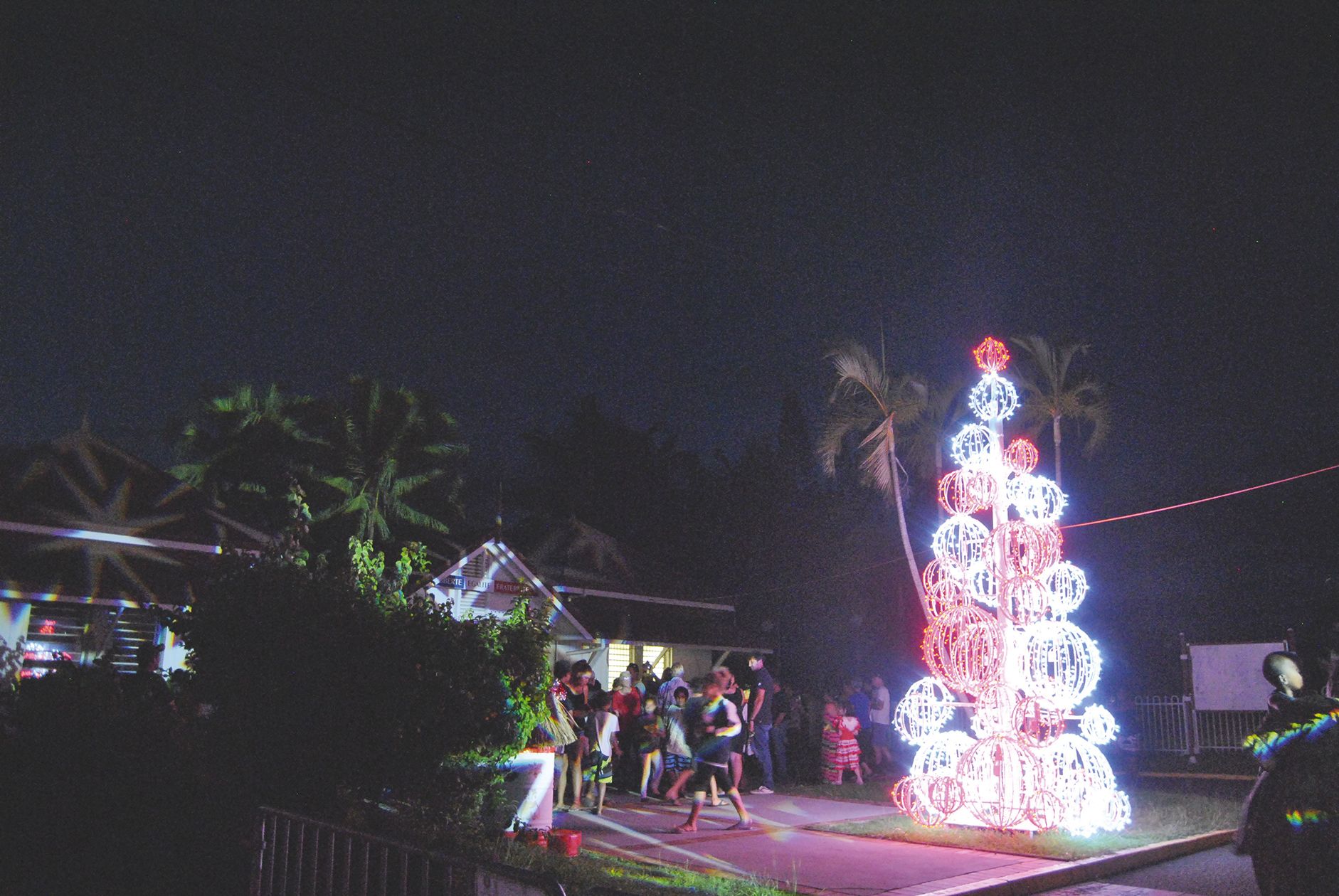 Les administrés de la commune étaient conviés au lancement des illuminations de Noël, avec de nouvelles décorations confectionnées à la main par Ludivine et Alexandra,  employées de la commune. Le maire a annoncé, par la même occasion, l’ouverture  du con