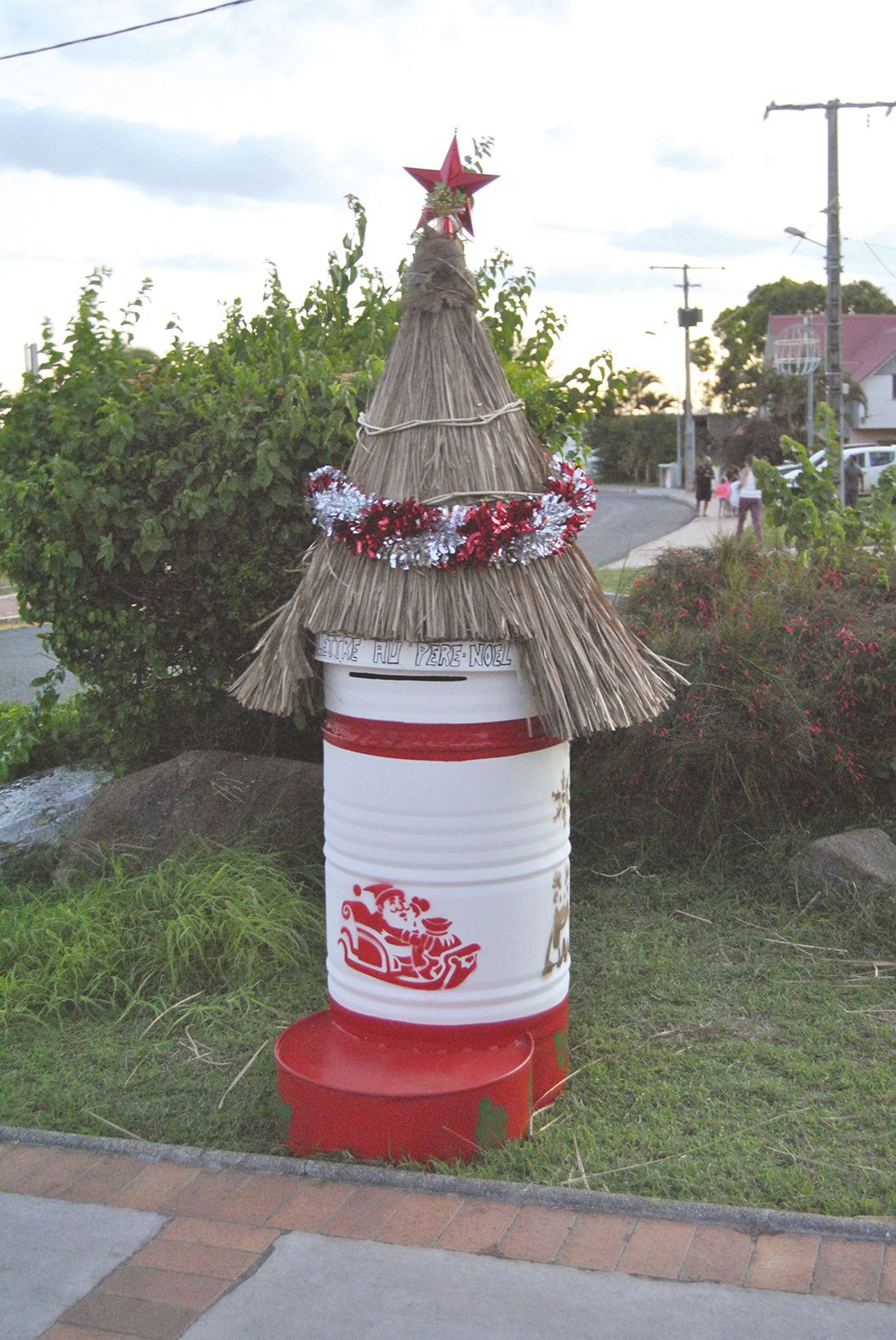 Une boîte aux lettres pour le père Noël, elle aussi, confectionnée main, a été installée devant la mairie pour le concours de la plus belle lettre. Les enfants auront un dernier rendez-vous important le mardi 22 décembre à l’hippodrome. Ils seront conviés