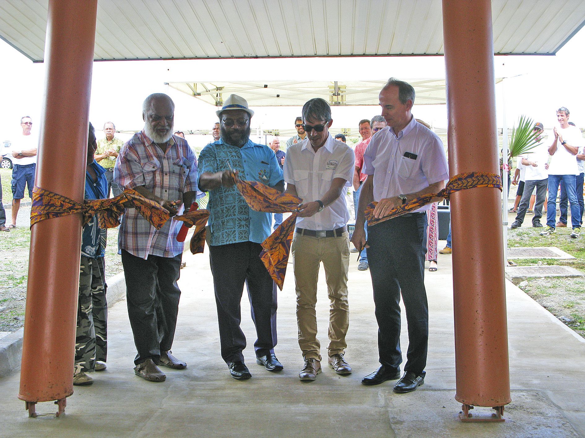Joseph Goromido, maire de Koné, Victor Tutugoro, Adrien Rivaton et Michel Sallenave (de g. à dr.) ont coupé le ruban du centre qui doit permettre l’essor de nouvelles filières.