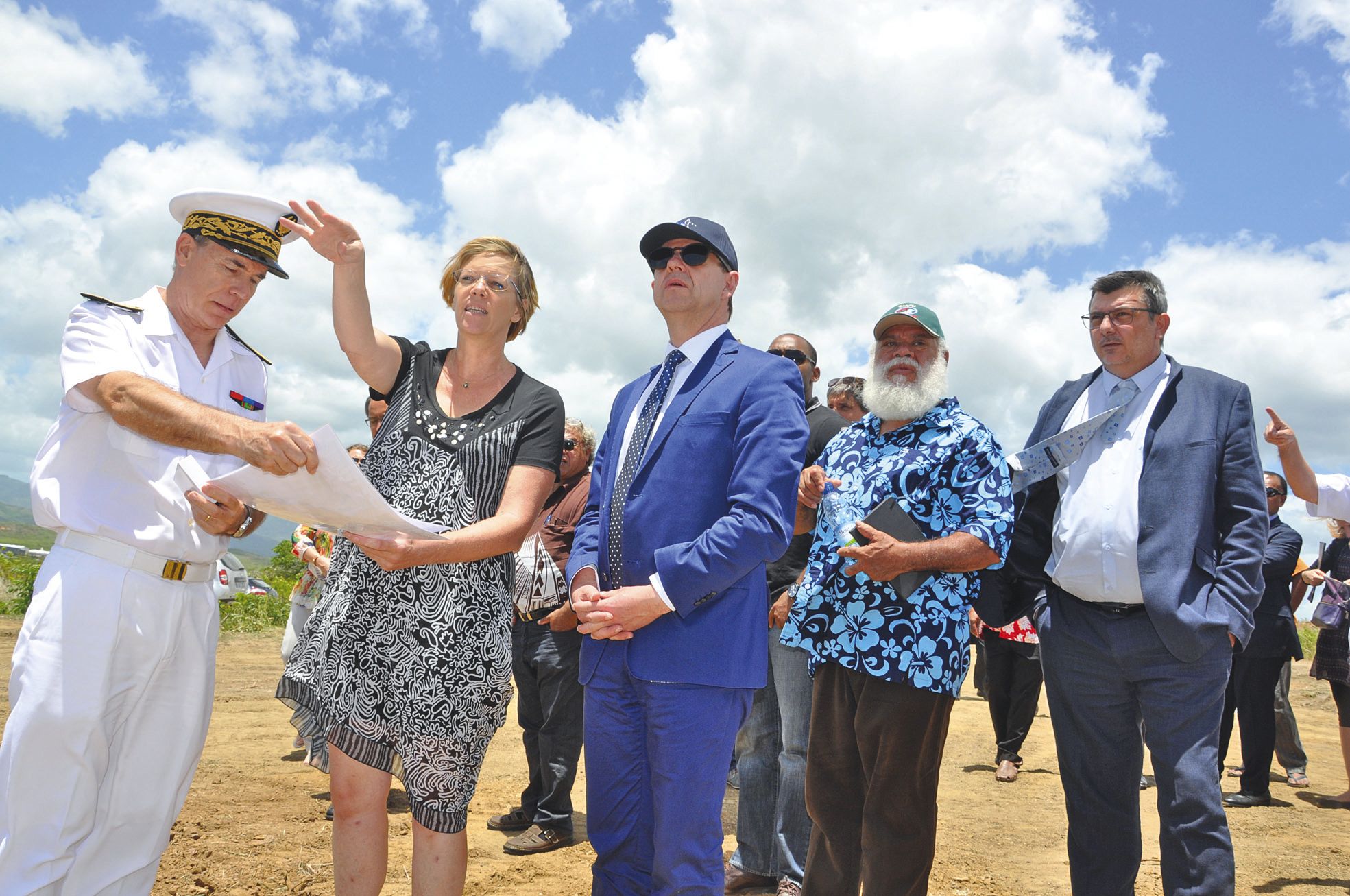 Guidé sur le site du futur centre pénitentiaire par Sylvie Chailleux, directrice adjointe de la direction de l’aménagement et du foncier à la province Nord, le ministre de la Justice Jean-Jacques Urvoas a insisté : « Je ne crois pas dans les prisons stand